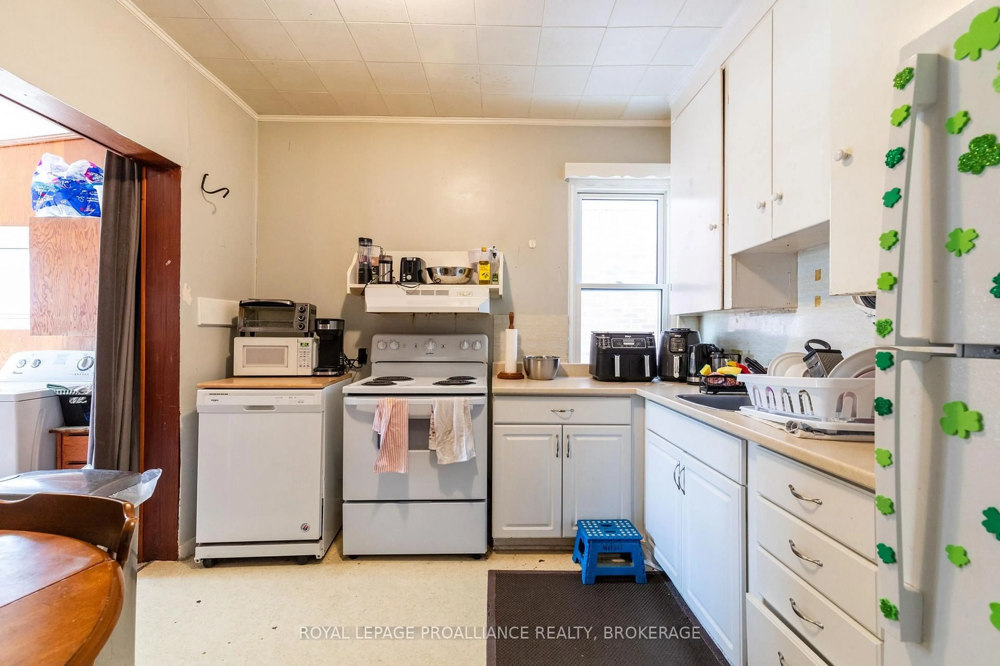 Standard kitchen, unknown for 153 Macdonnell St, Kingston Ontario K7L 4B9