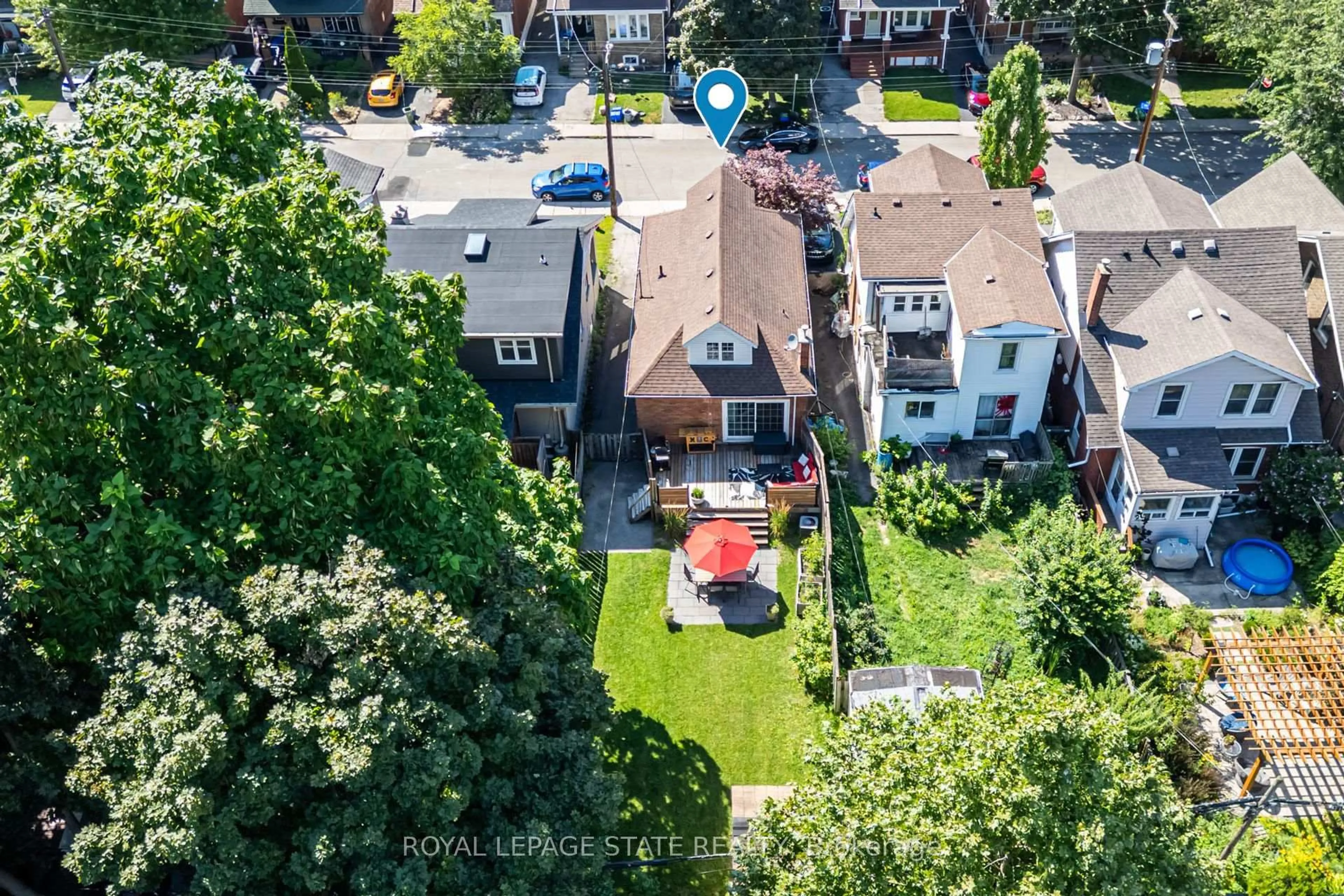 A pic from outside/outdoor area/front of a property/back of a property/a pic from drone, street for 175 Rosslyn Ave, Hamilton Ontario L8M 3J4