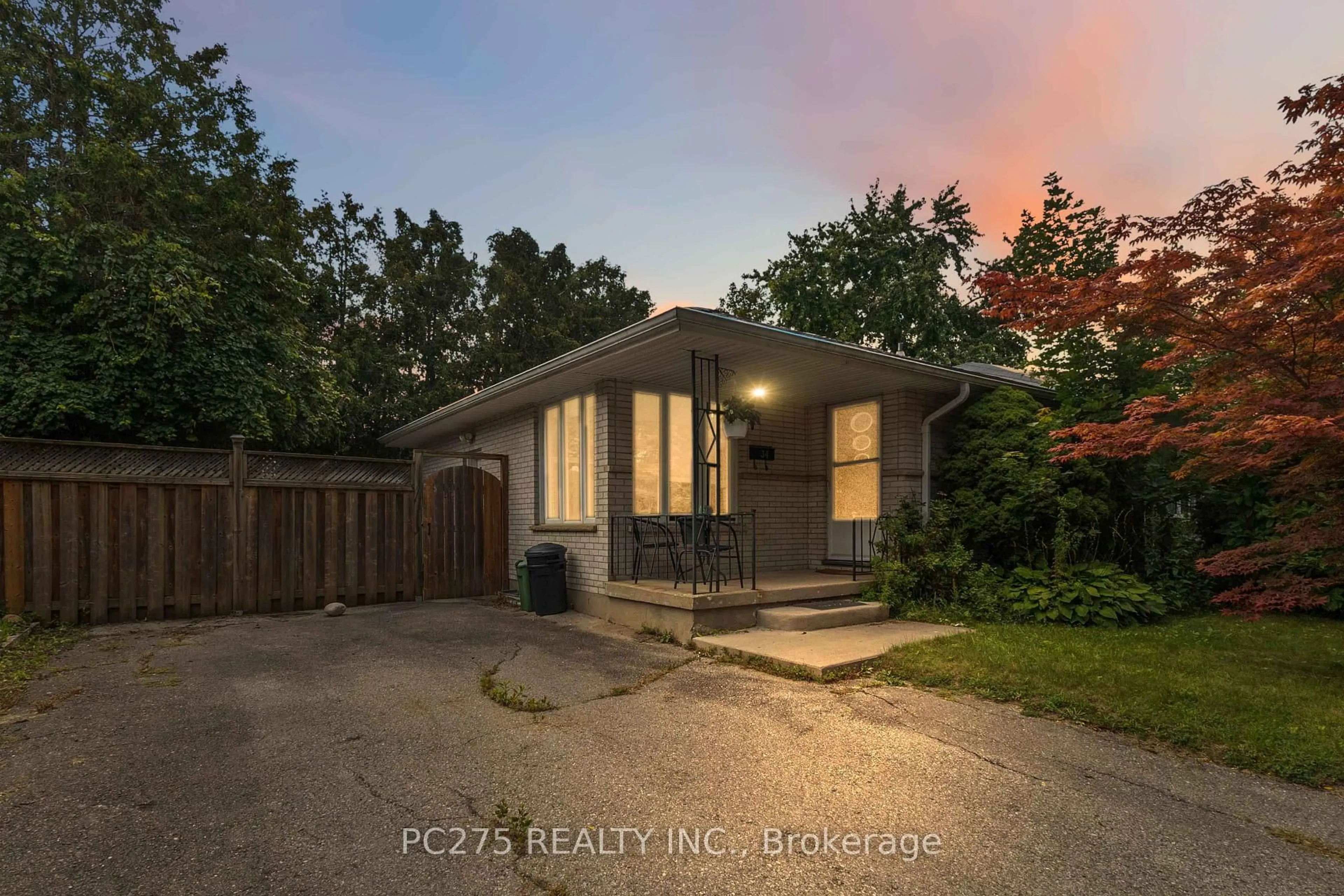 A pic from outside/outdoor area/front of a property/back of a property/a pic from drone, street for 34 Oregon Rd, London South Ontario N5Z 4B9