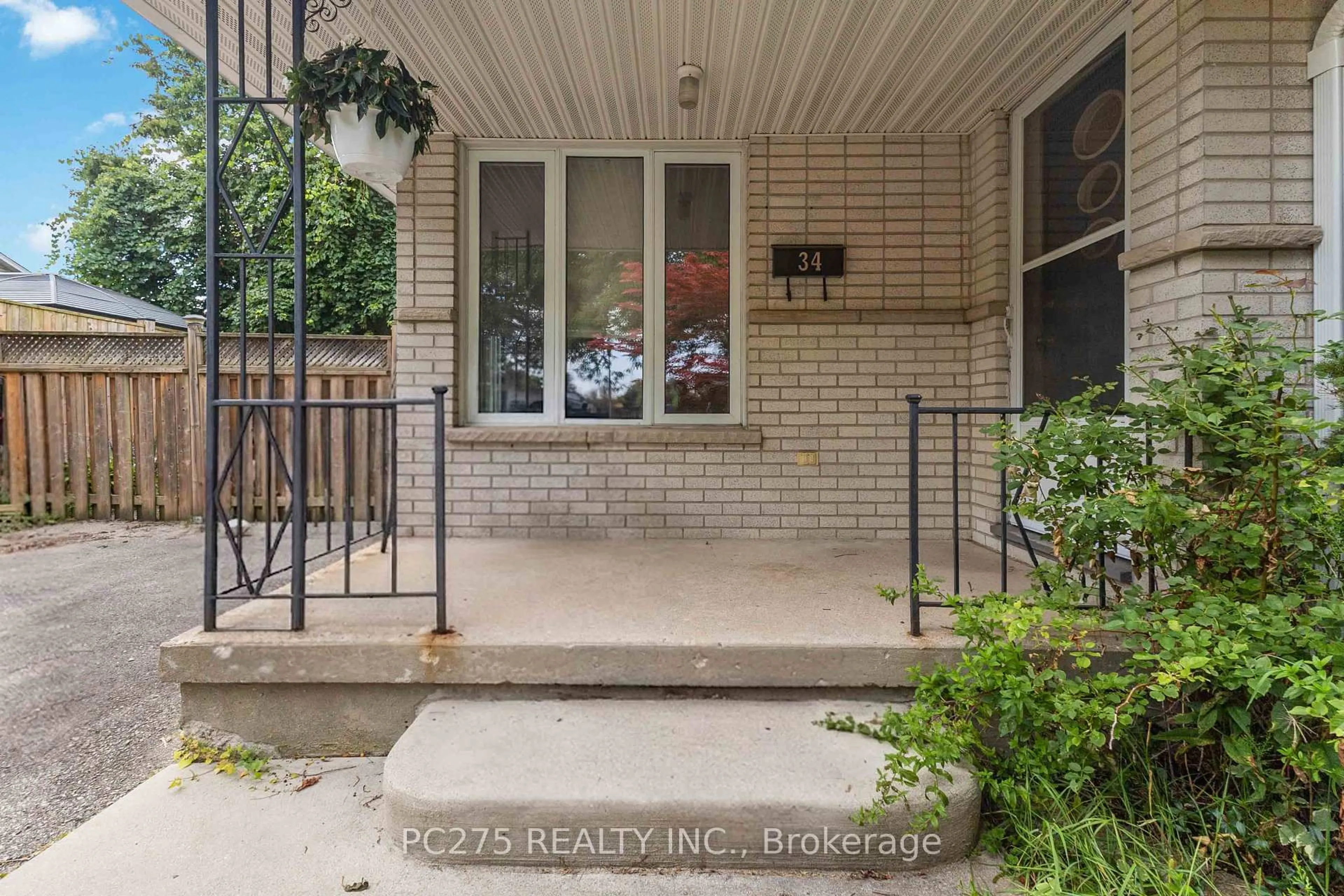 Indoor entryway for 34 Oregon Rd, London South Ontario N5Z 4B9