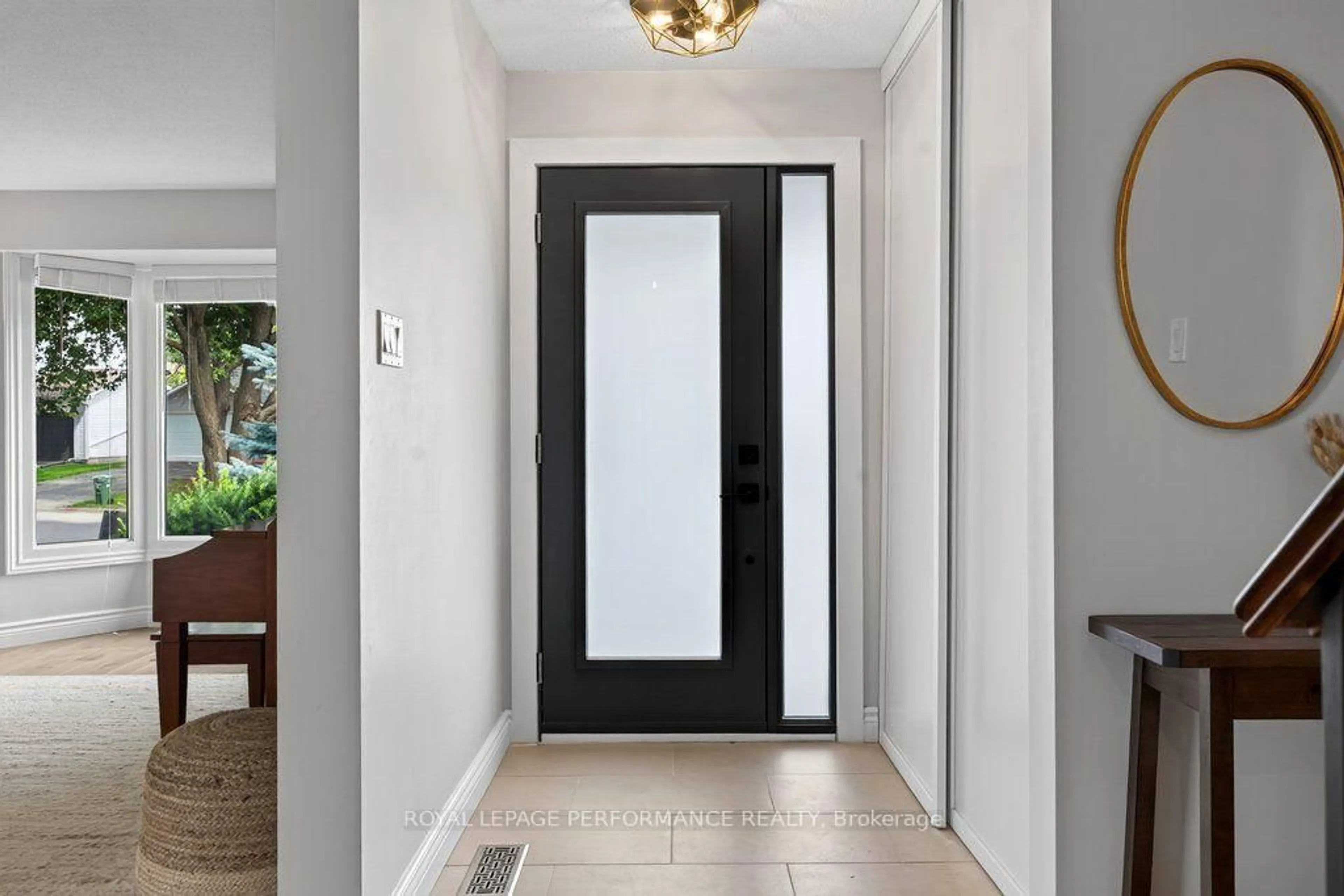Indoor entryway for 1068 St Germain Cres, Ottawa Ontario K1C 2L8
