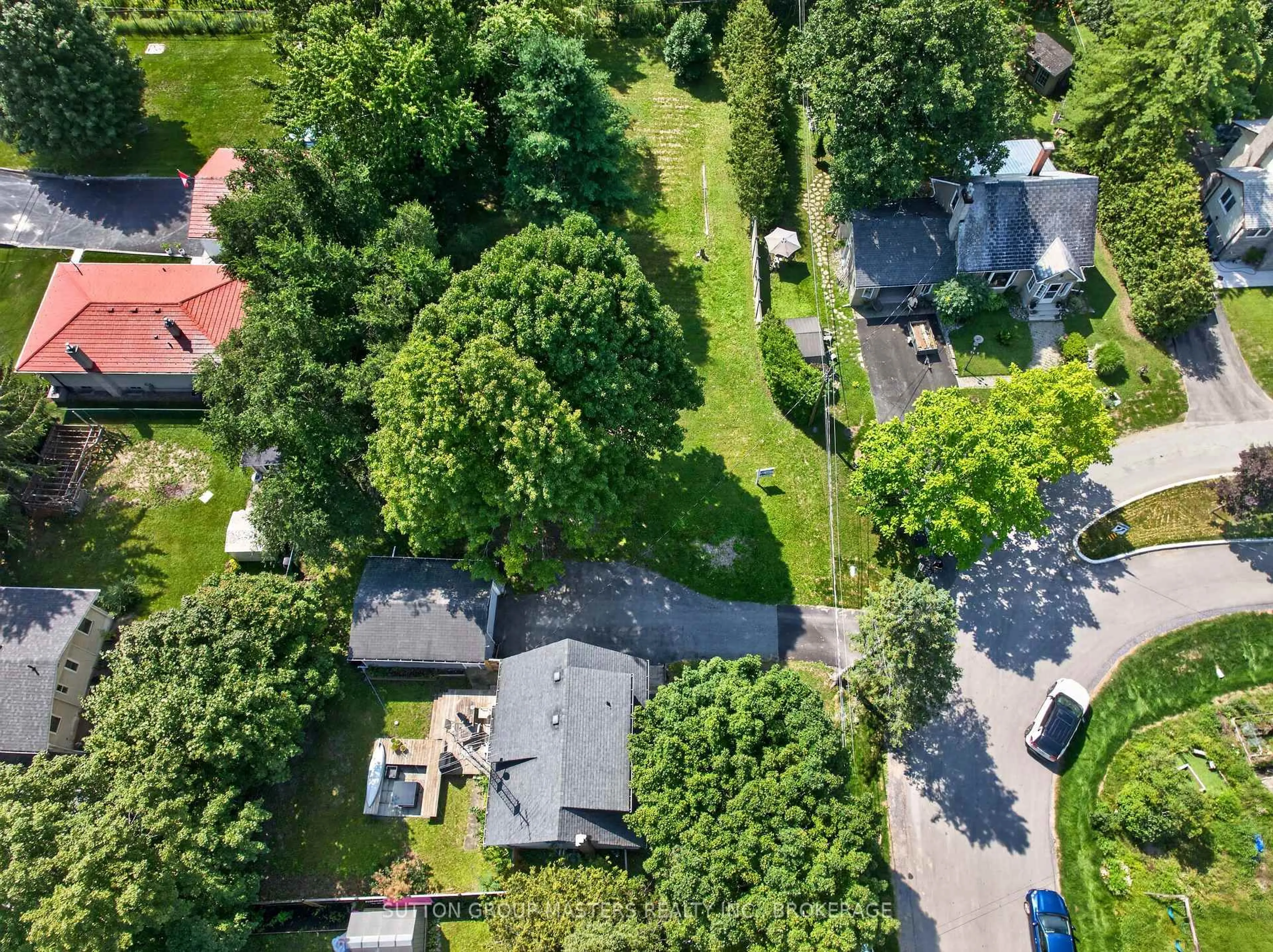 A pic from outside/outdoor area/front of a property/back of a property/a pic from drone, street for 1666-1668 Victoria St, Kingston Ontario K7M 5H3