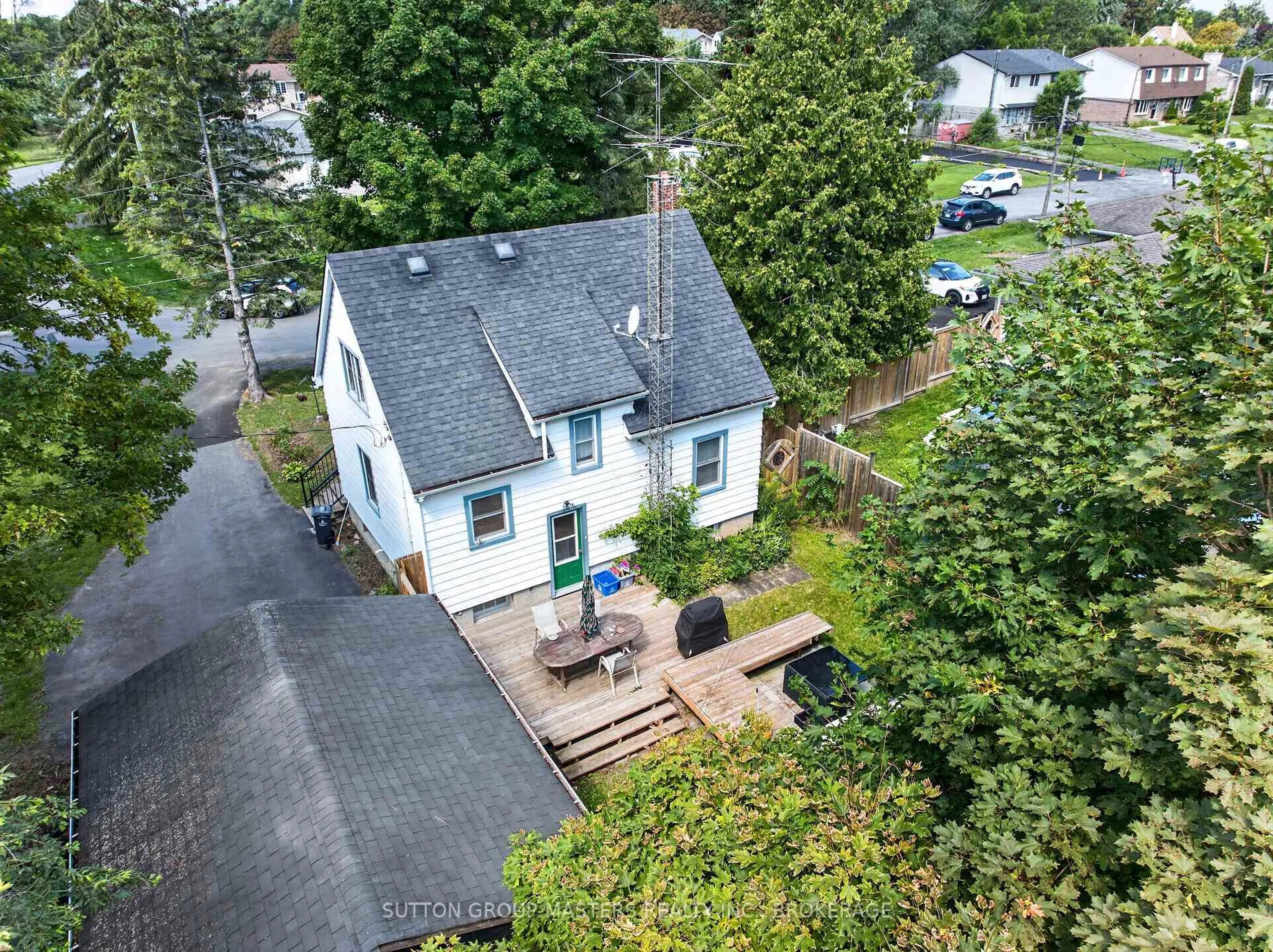 A pic from outside/outdoor area/front of a property/back of a property/a pic from drone, street for 1666-1668 Victoria St, Kingston Ontario K7M 5H3