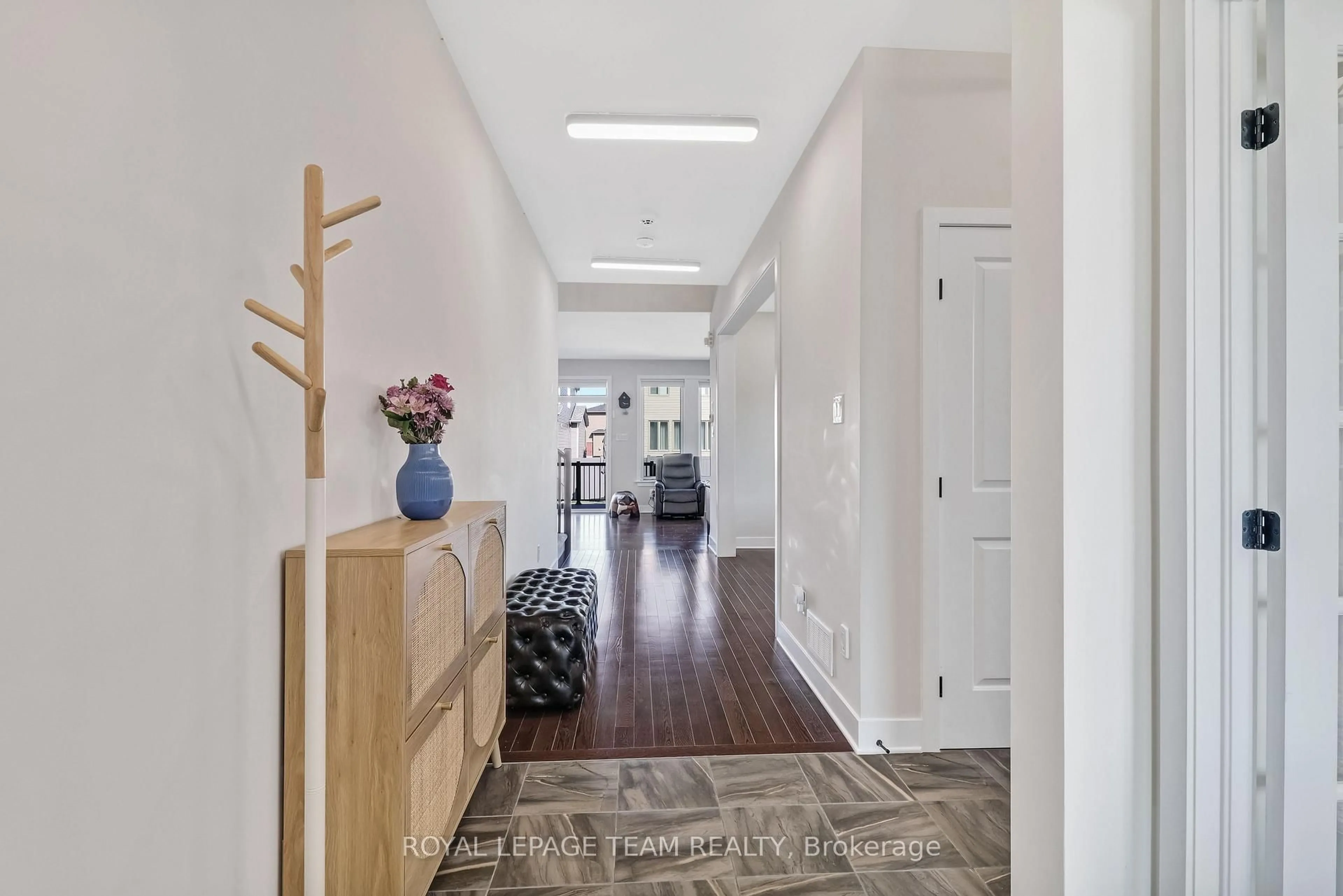 Indoor entryway for 494 Central Park Blvd, Russell Ontario K4R 0C6
