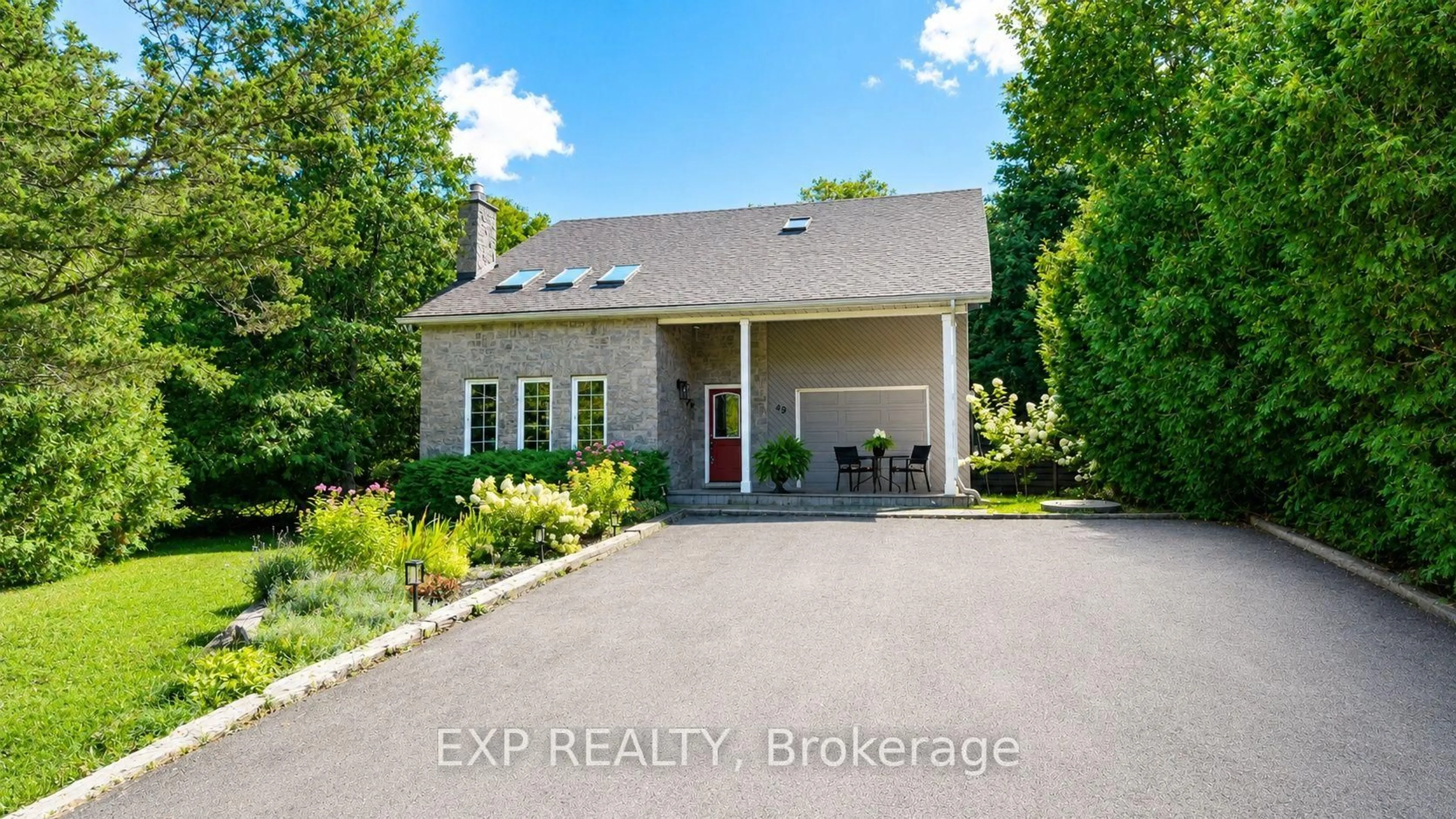A pic from outside/outdoor area/front of a property/back of a property/a pic from drone, building for 49 King St, Blue Mountains Ontario N0H 2P0