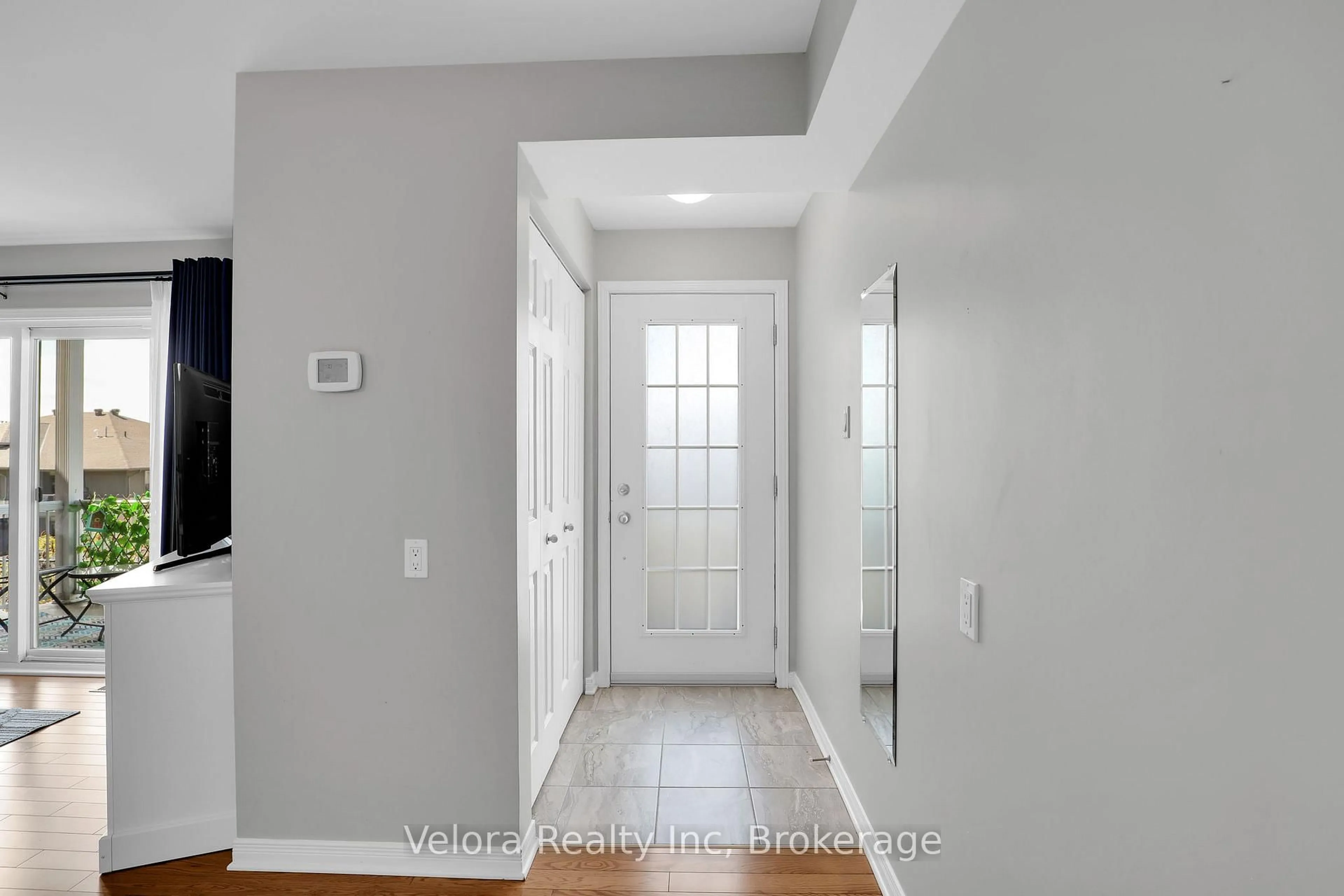 Indoor entryway for 3275 Saint Joseph Blvd #209, Ottawa Ontario K1E 3Y3