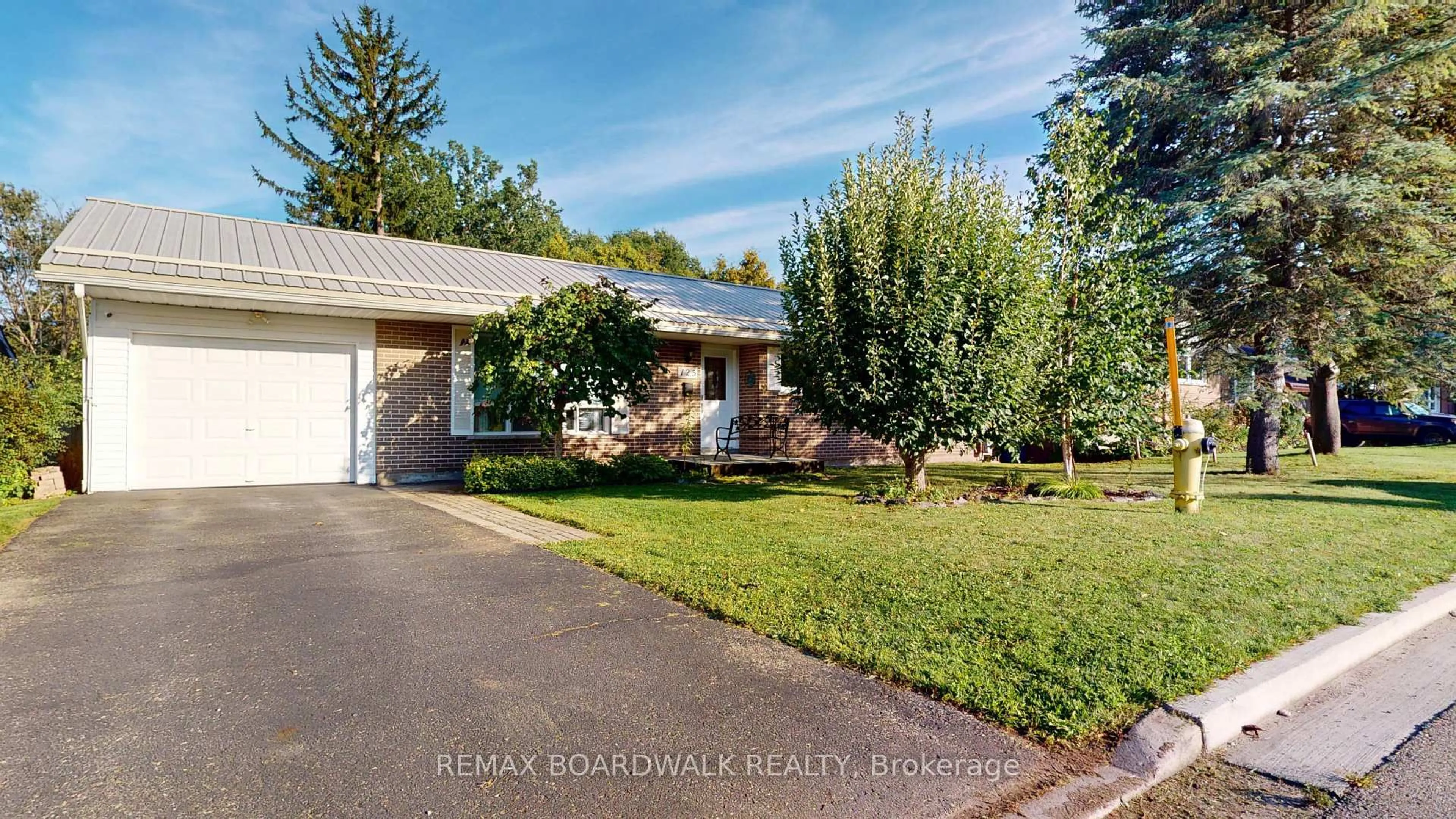 A pic from outside/outdoor area/front of a property/back of a property/a pic from drone, street for 125 Front Ave, Brockville Ontario K6V 4J8
