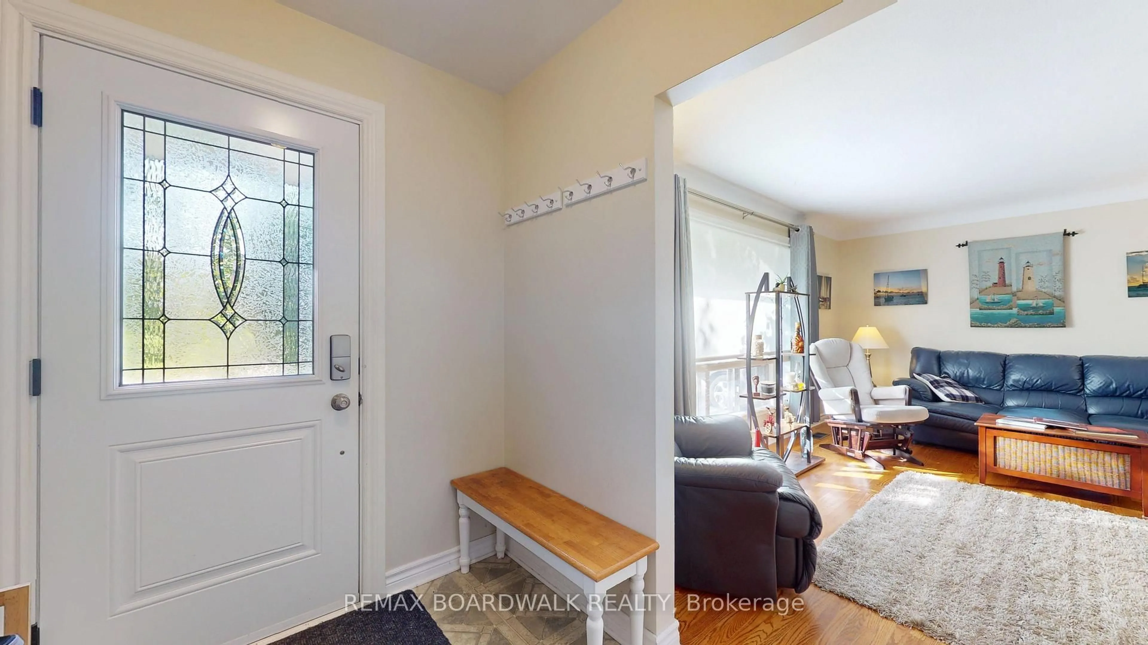 Indoor entryway for 125 Front Ave, Brockville Ontario K6V 4J8