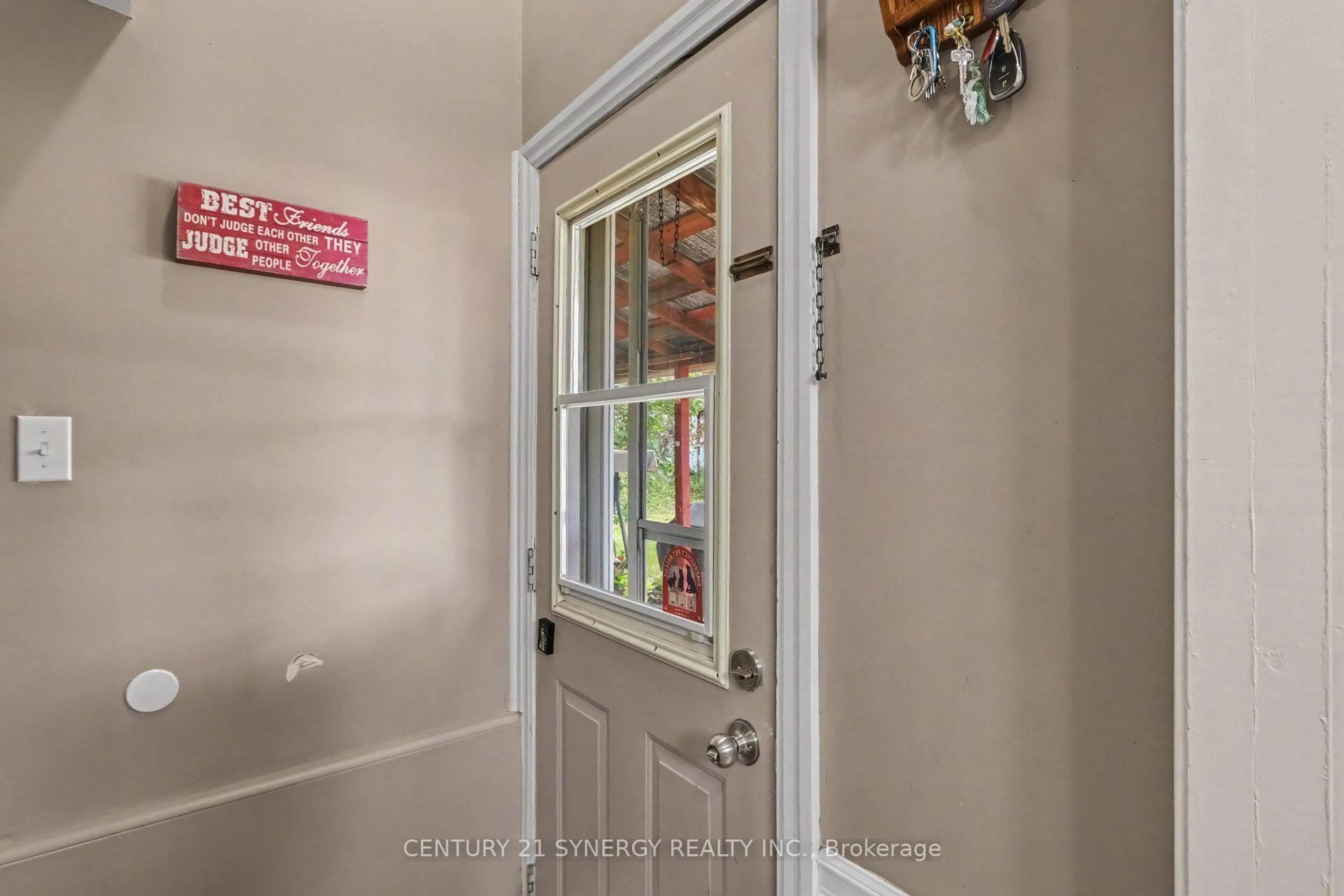 Indoor entryway for 30 James St, Smiths Falls Ontario K7A 1X1