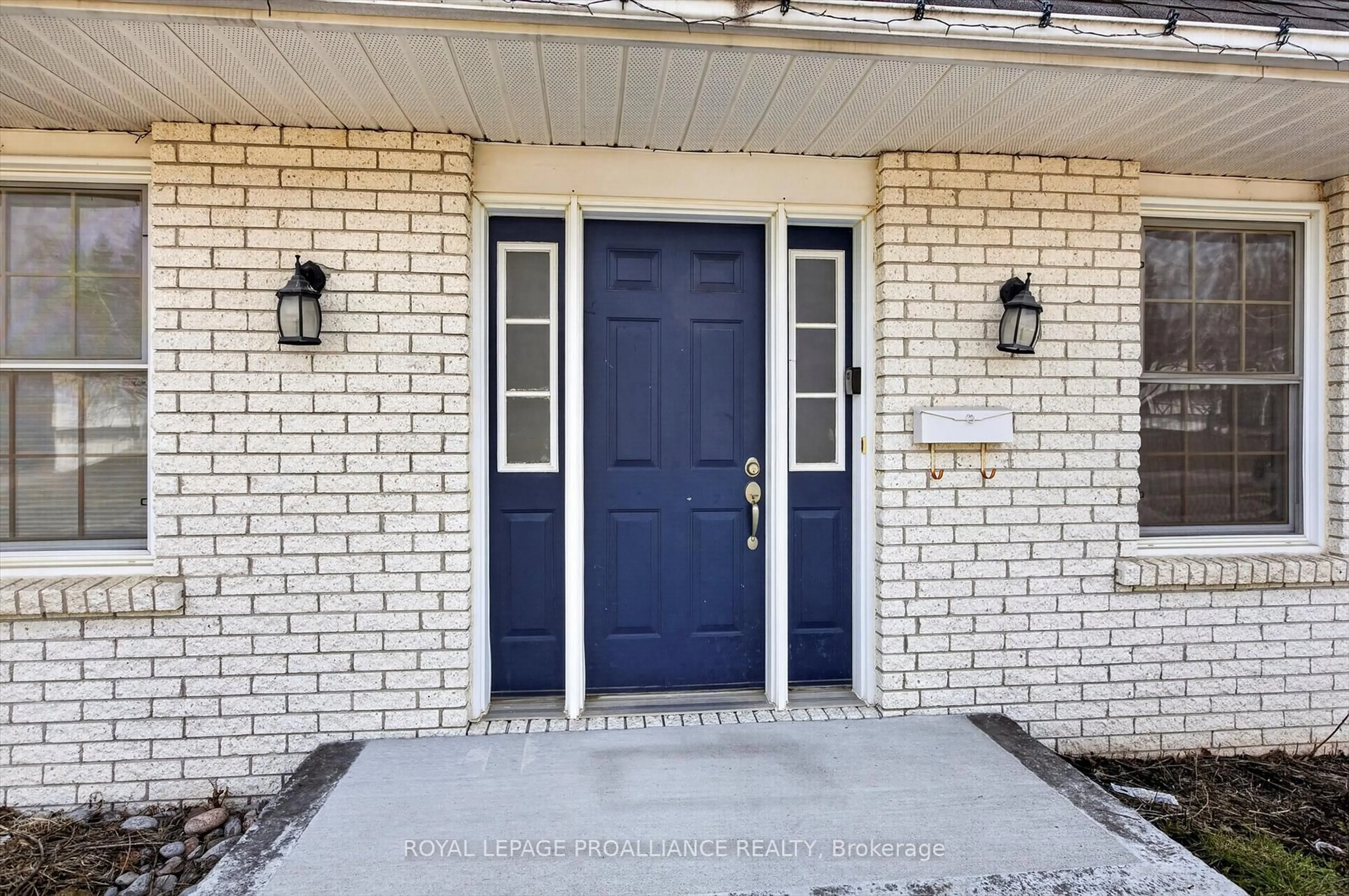 Indoor entryway for 1539 Cherryhill Rd, Peterborough Ontario K9K 1A7