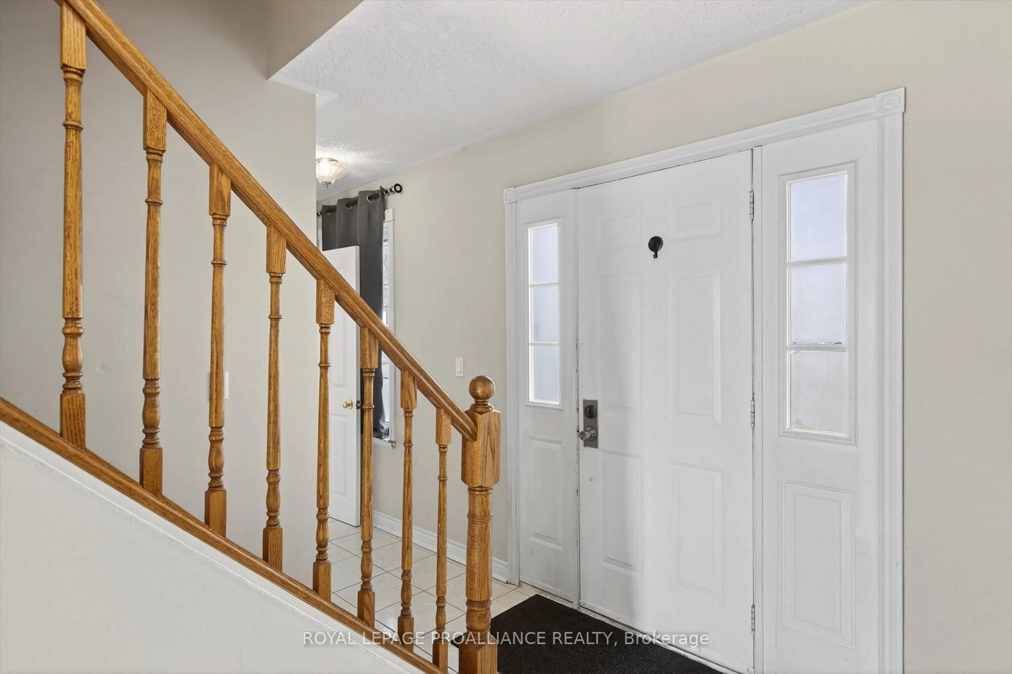 Indoor entryway for 1539 Cherryhill Rd, Peterborough Ontario K9K 1A7