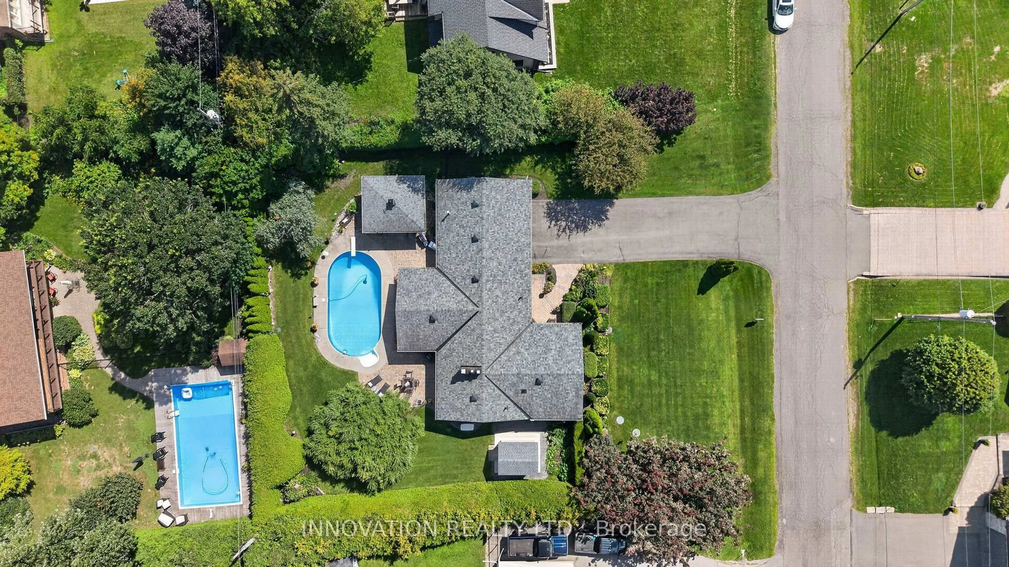 A pic from outside/outdoor area/front of a property/back of a property/a pic from drone, street for 5569 South River Dr, Manotick Ontario K4M 1J4