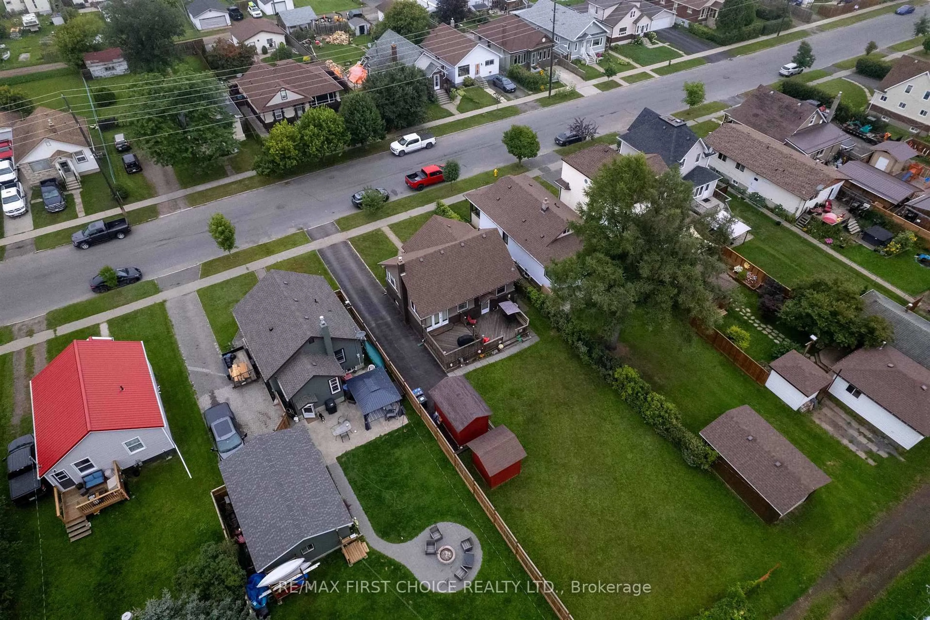 A pic from outside/outdoor area/front of a property/back of a property/a pic from drone, street for 370 Mary St, Thunder Bay Ontario P7E 4J9