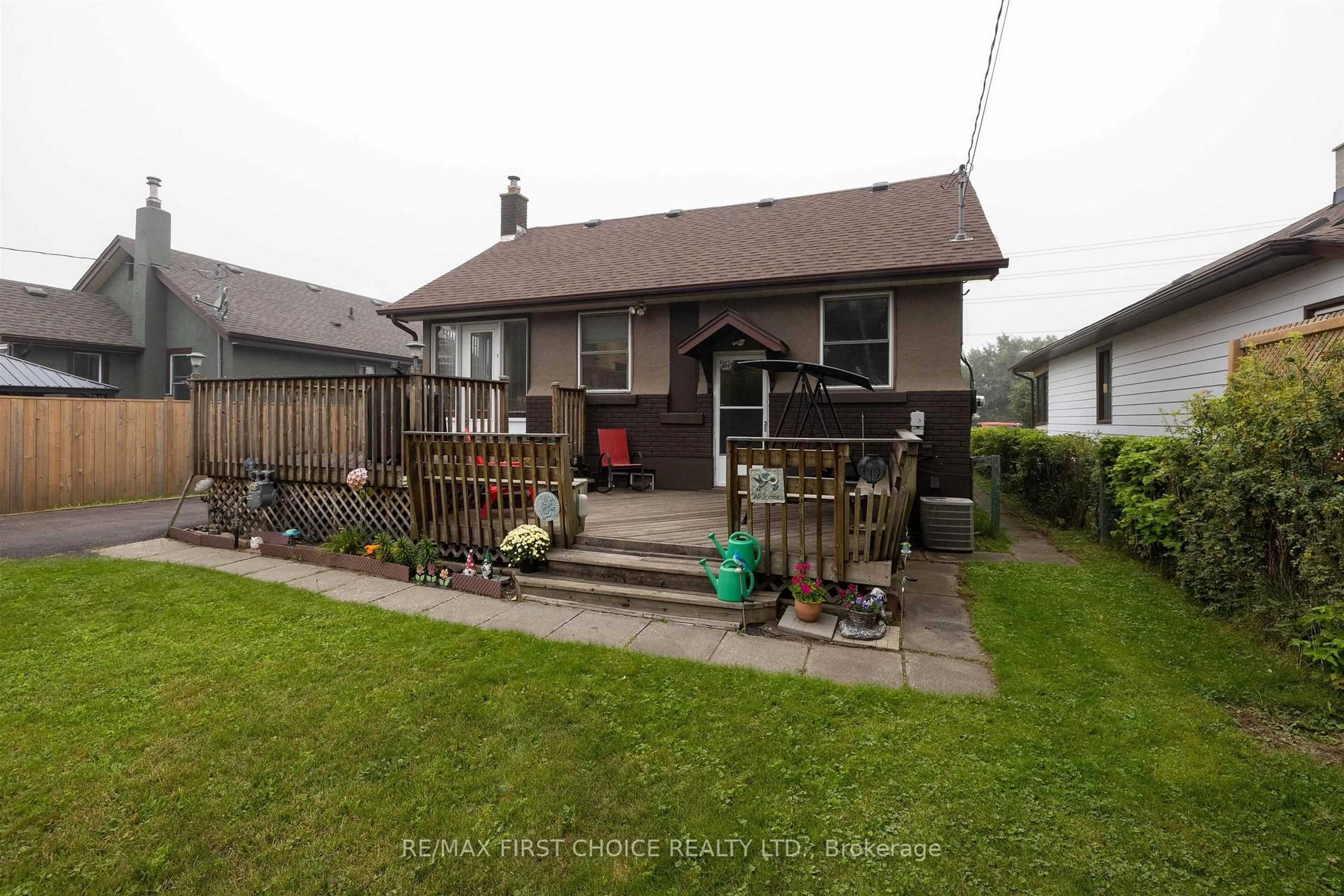 A pic from outside/outdoor area/front of a property/back of a property/a pic from drone, street for 370 Mary St, Thunder Bay Ontario P7E 4J9