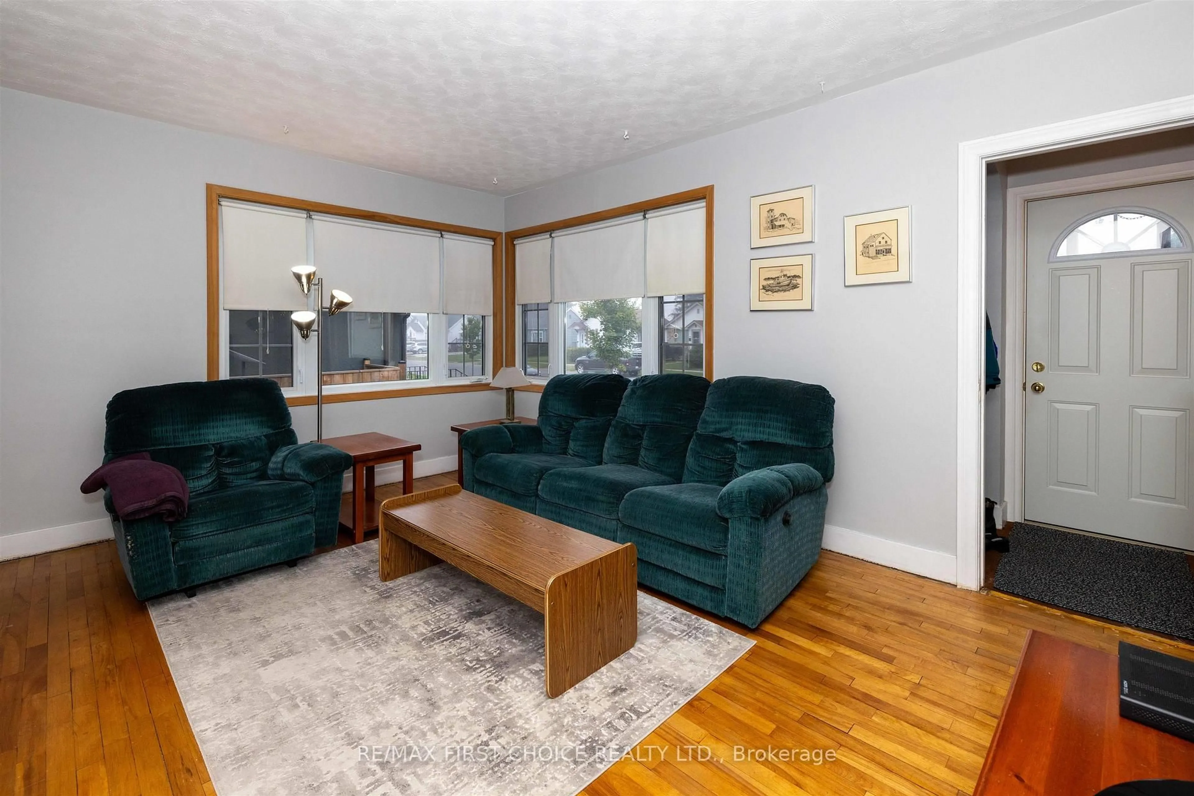 Living room with furniture, wood/laminate floor for 370 Mary St, Thunder Bay Ontario P7E 4J9
