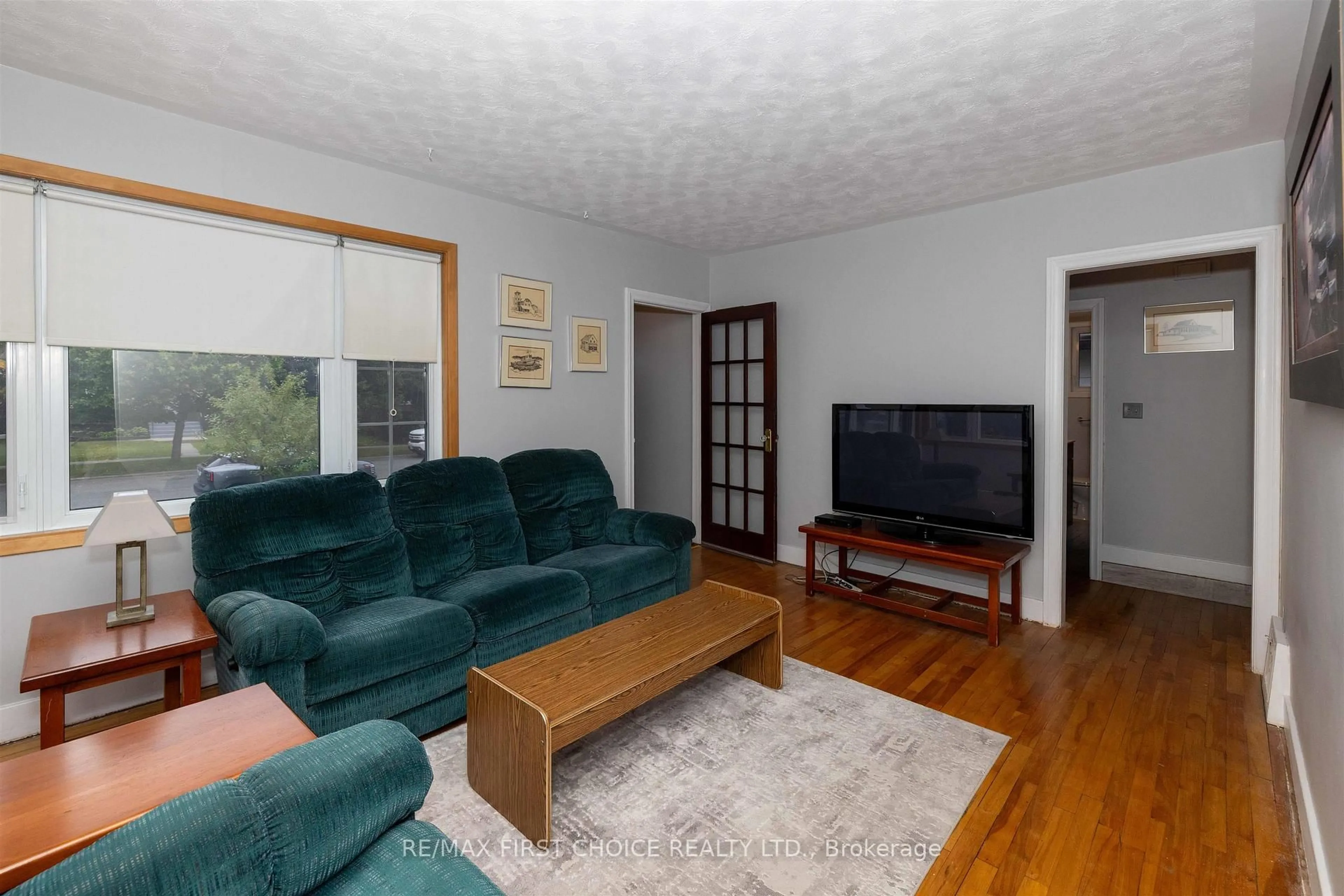 Living room with furniture, wood/laminate floor for 370 Mary St, Thunder Bay Ontario P7E 4J9