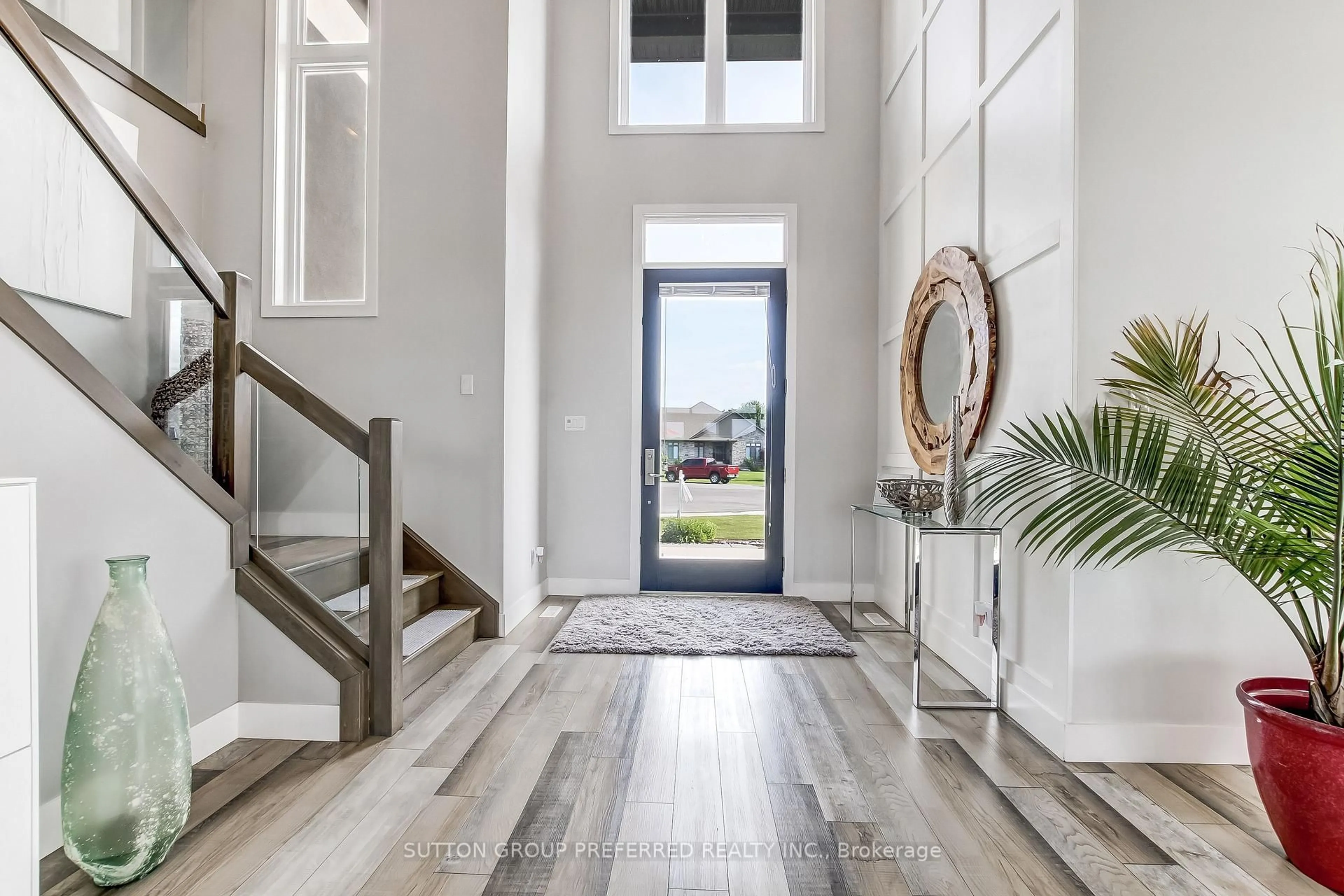 Indoor entryway for 12 Grogast Crt, Adelaide Metcalfe Ontario N7G 3H8