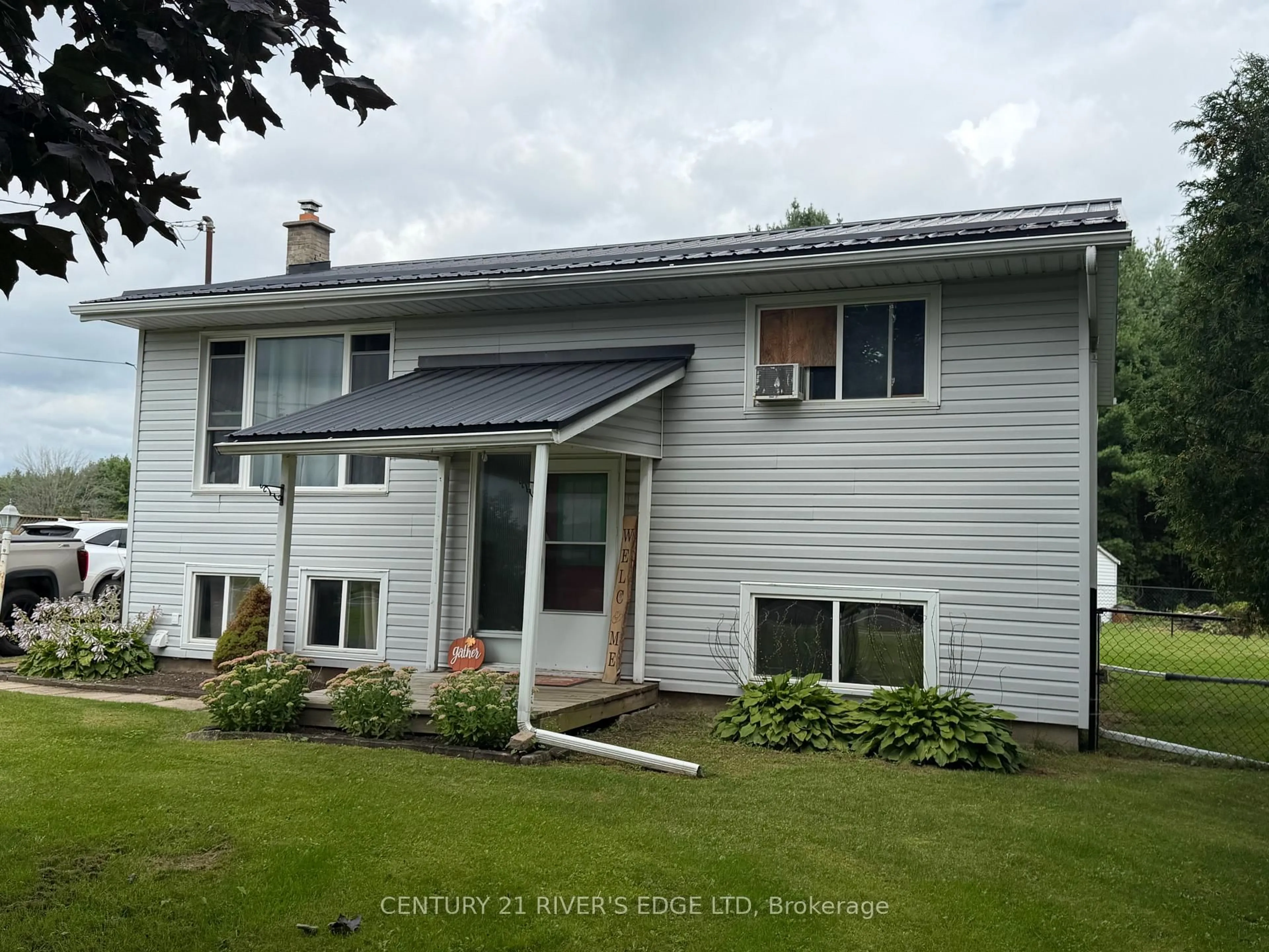 A pic from outside/outdoor area/front of a property/back of a property/a pic from drone, unknown for 7009 County Rd 29 Rd, Elizabethtown-Kitley Ontario K6V 5T4