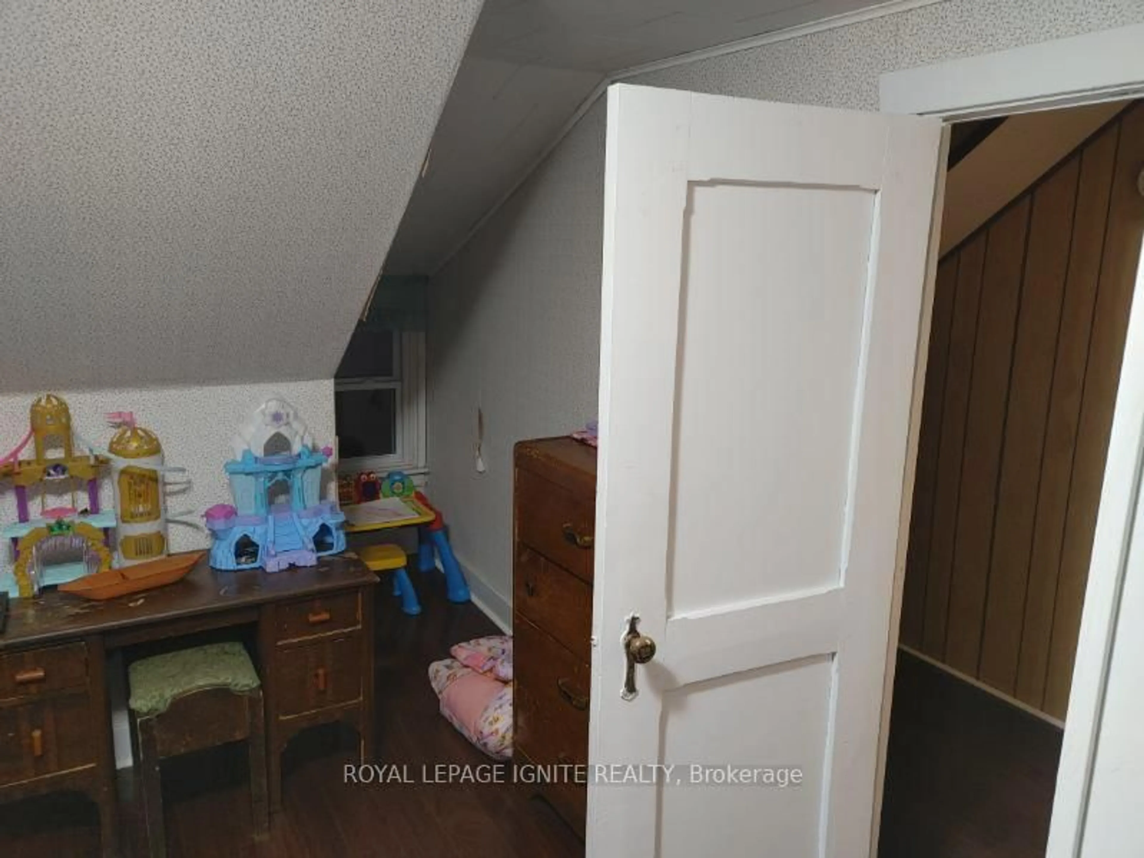 A pic of a room for 87 Ninth St, Cornwall Ontario K6J 3A4