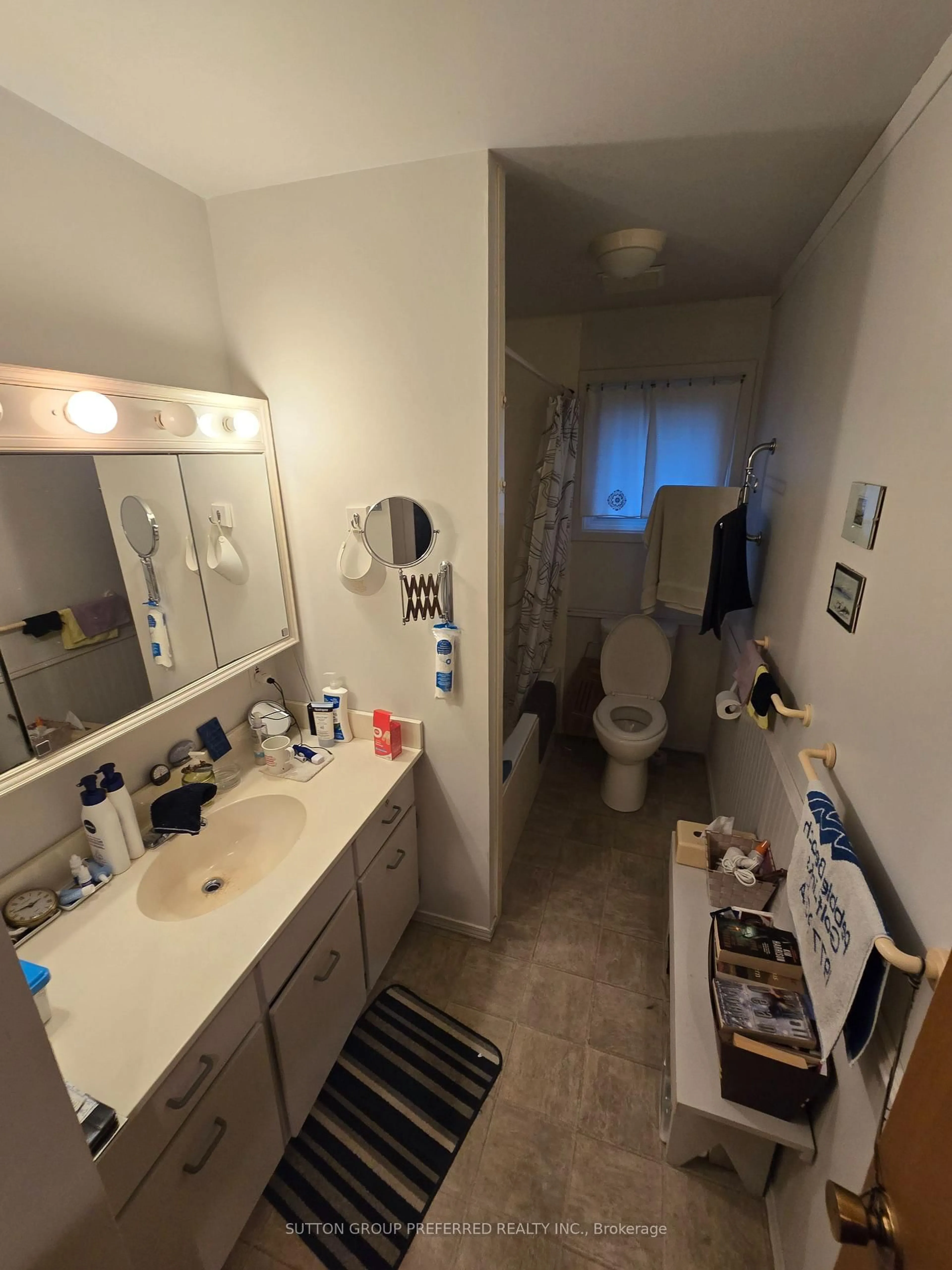 A pic of a room for 383 Ferndale Ave, London South Ontario N6C 2Y9