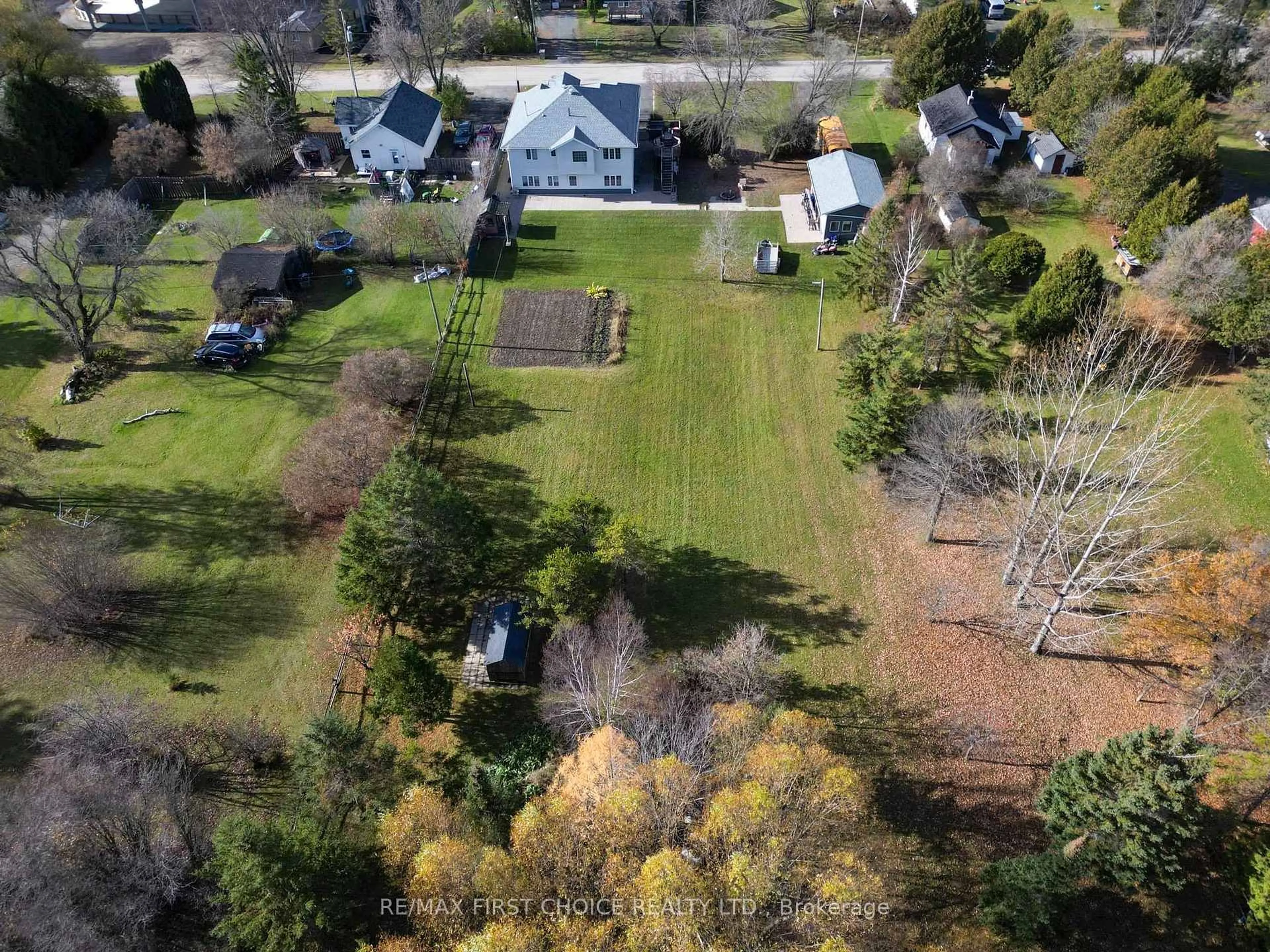 A pic from outside/outdoor area/front of a property/back of a property/a pic from drone, street for 100 Queen St, Chapple Ontario P0W 1A0