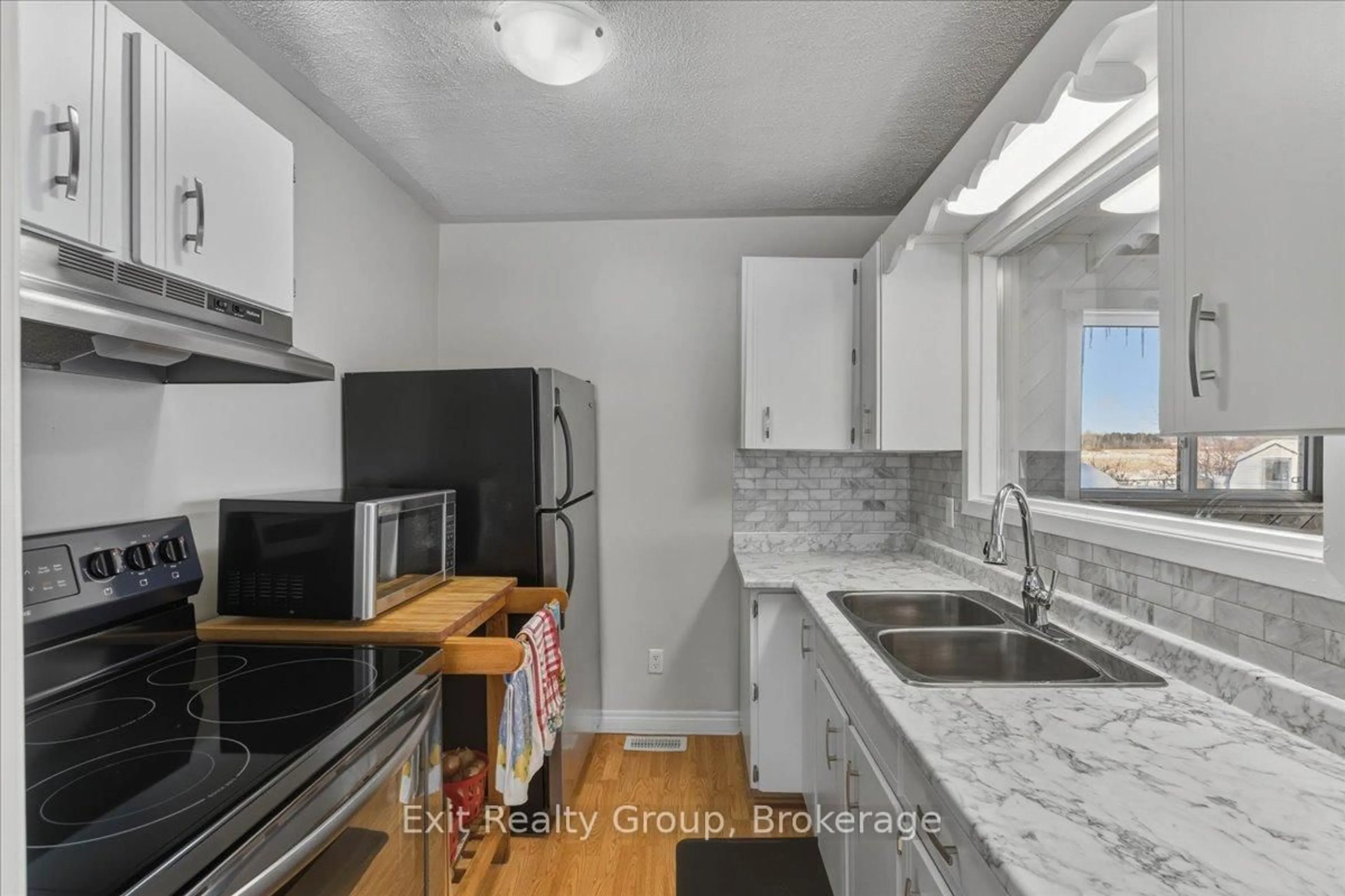 Standard kitchen, ceramic/tile floor for 33 Willow Point Rd, Brighton Ontario K0K 1H0