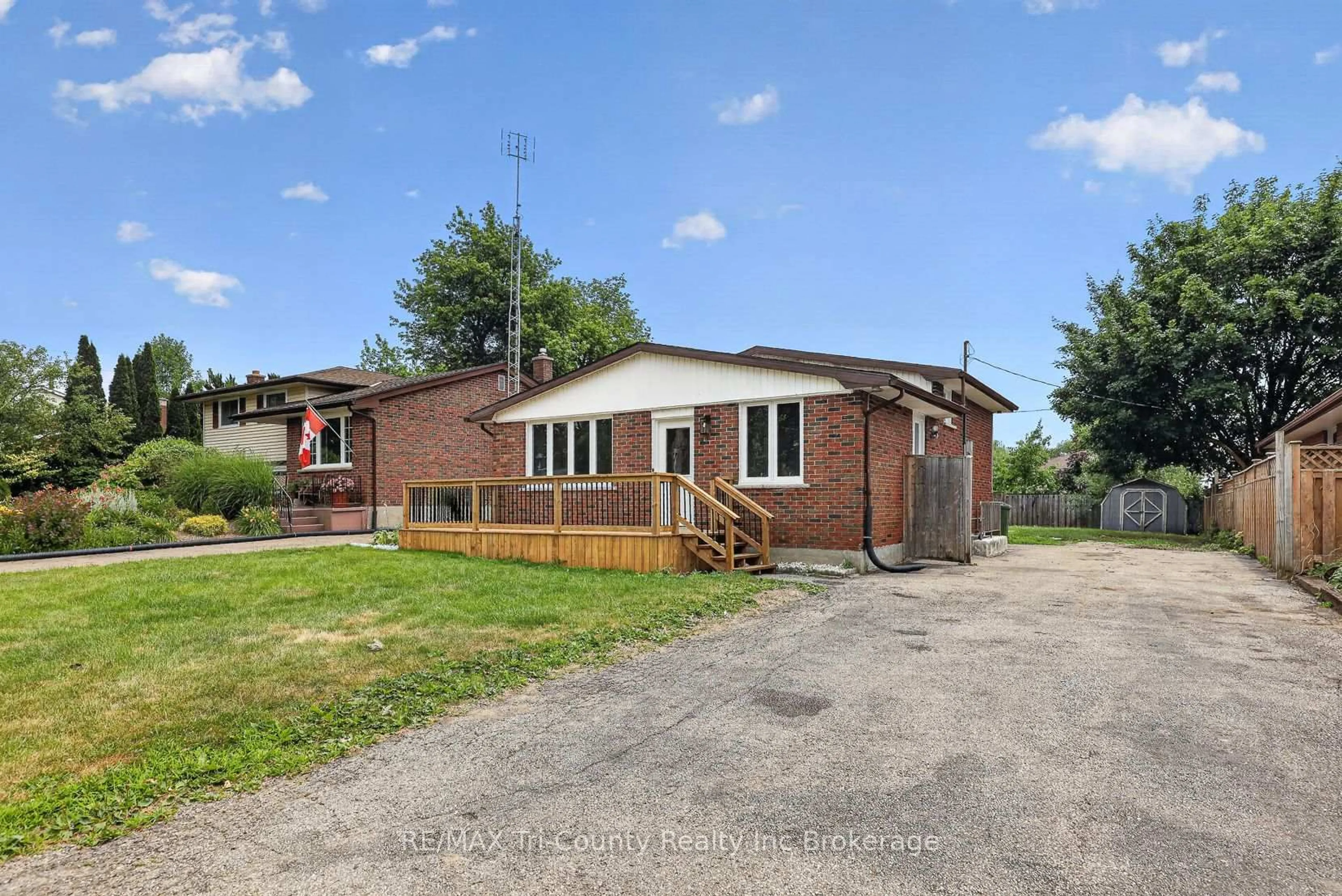 A pic from outside/outdoor area/front of a property/back of a property/a pic from drone, building for 61 Airey Ave, St. Thomas Ontario N5R 1E1