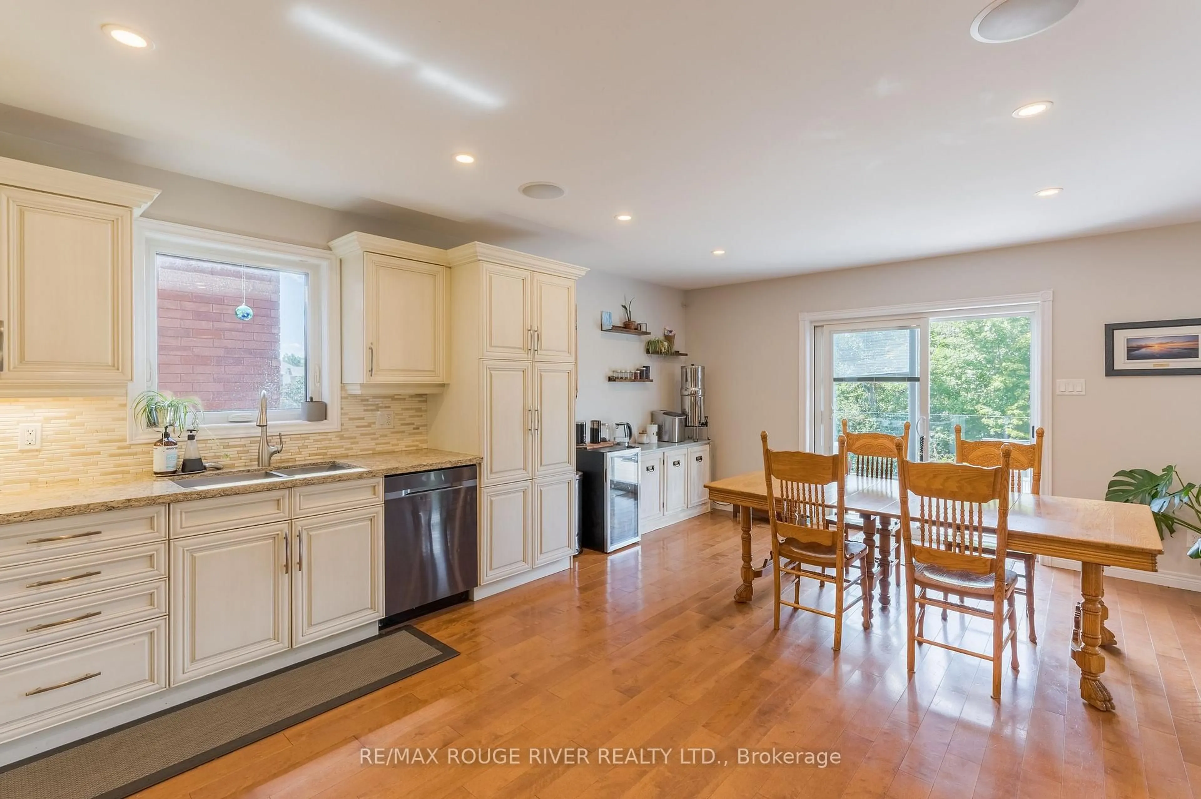 Open concept kitchen, unknown for 969 Avery Ave, Peterborough Ontario K9J 0G9