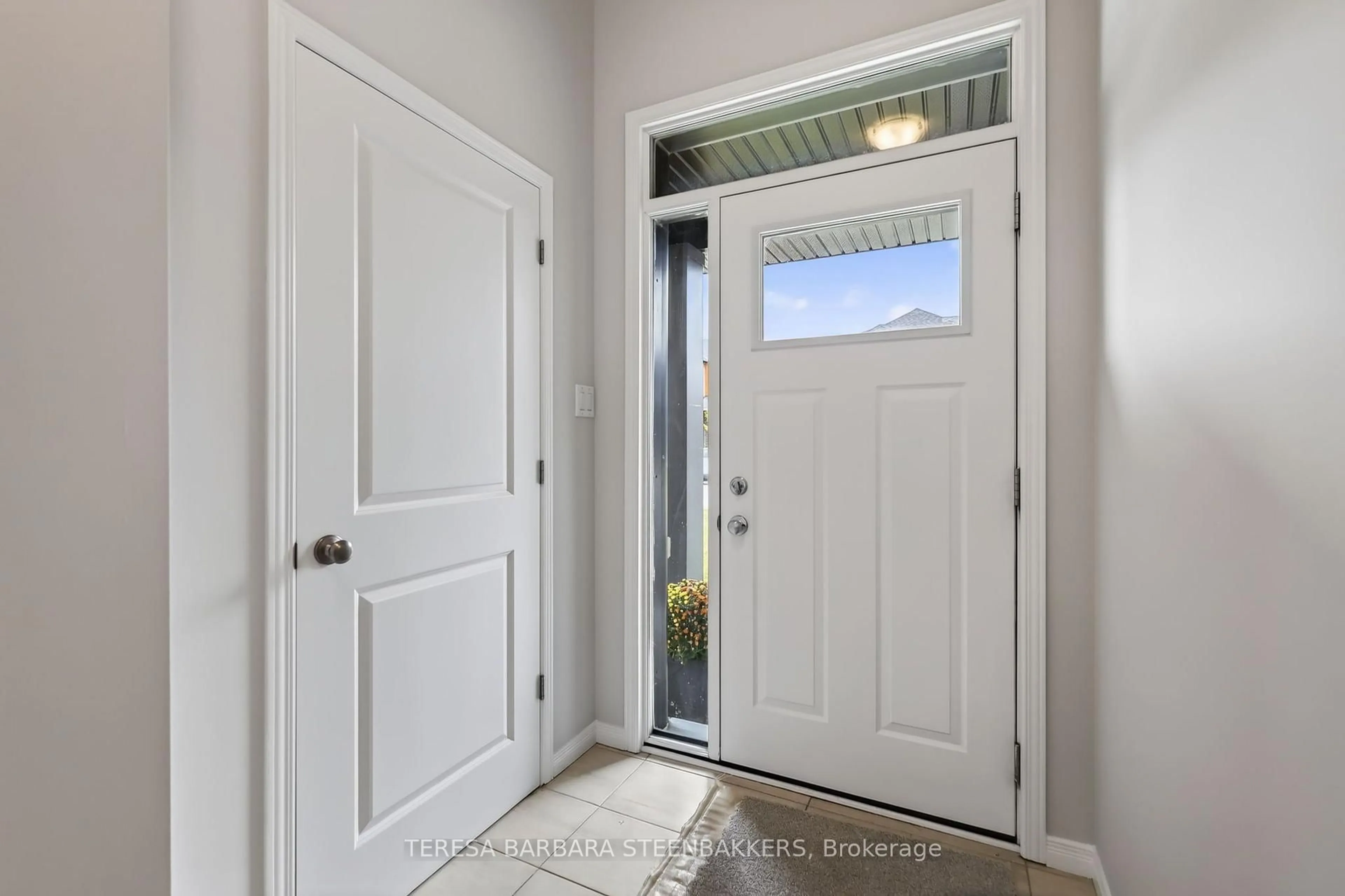Indoor entryway for 689 Taliesin Cres, Ottawa Ontario K2S 2W5