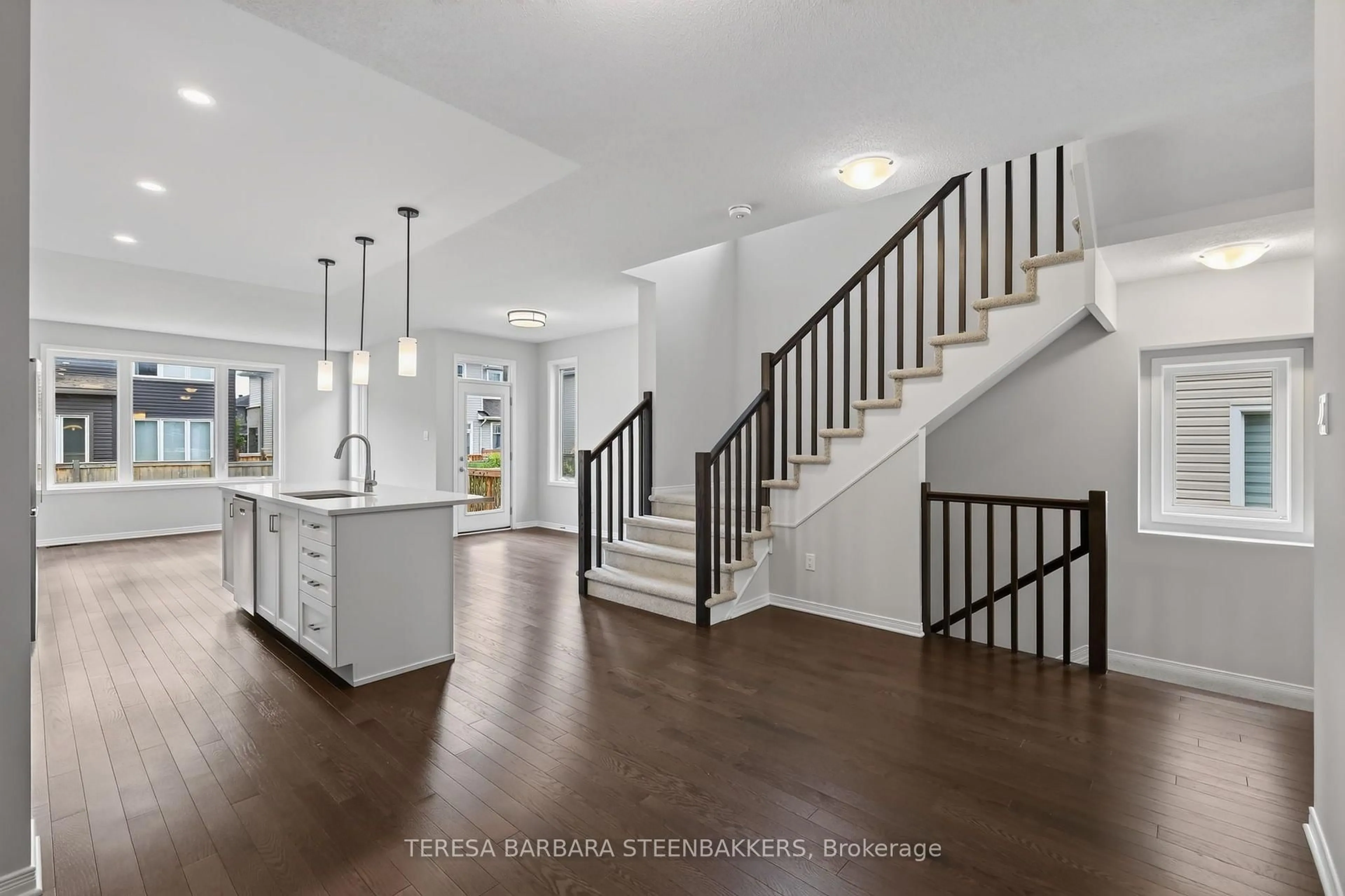 Unknown for 689 Taliesin Cres, Ottawa Ontario K2S 2W5