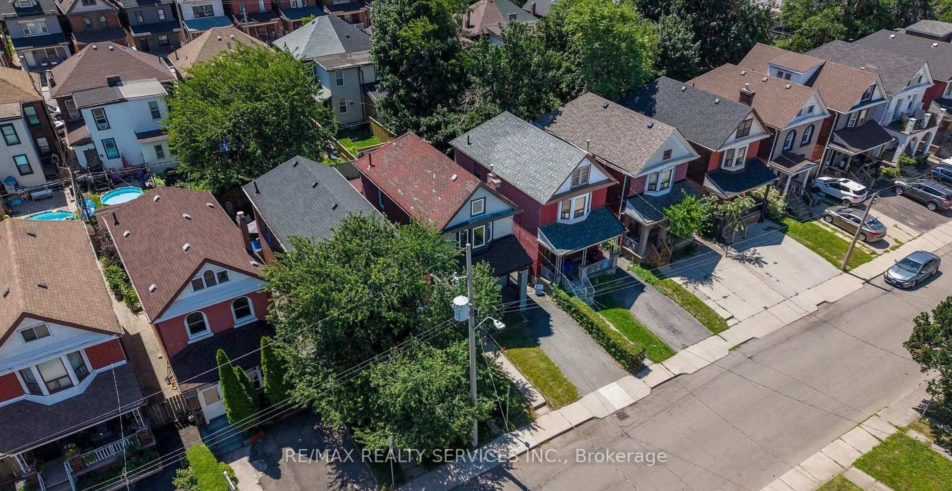 A pic from outside/outdoor area/front of a property/back of a property/a pic from drone, street for 20 Somerset Ave, Hamilton Ontario L8L 2L5