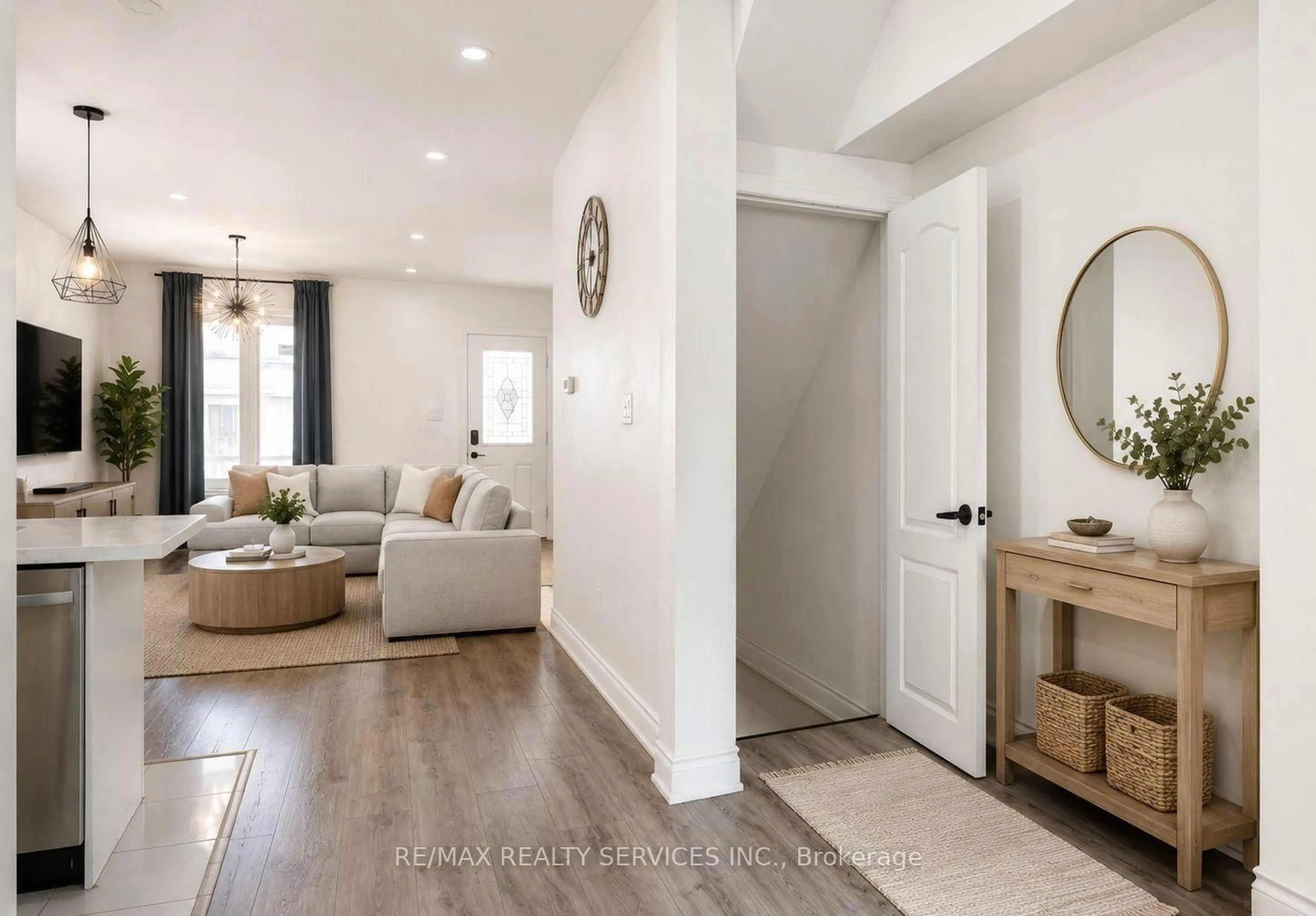 Indoor entryway for 20 Somerset Ave, Hamilton Ontario L8L 2L5