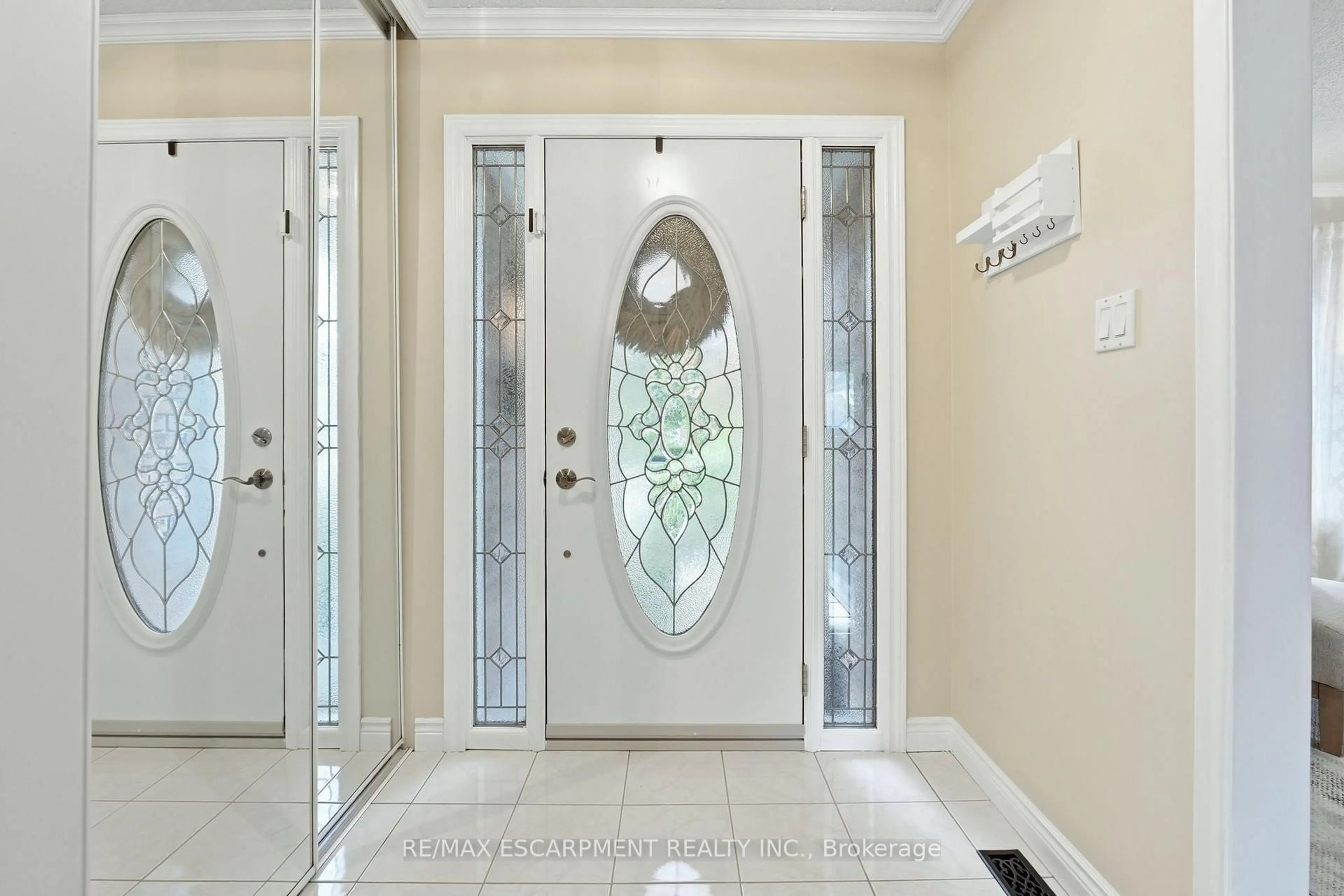 Indoor entryway for 10 Acacia St, Hamilton Ontario L8J 1V6