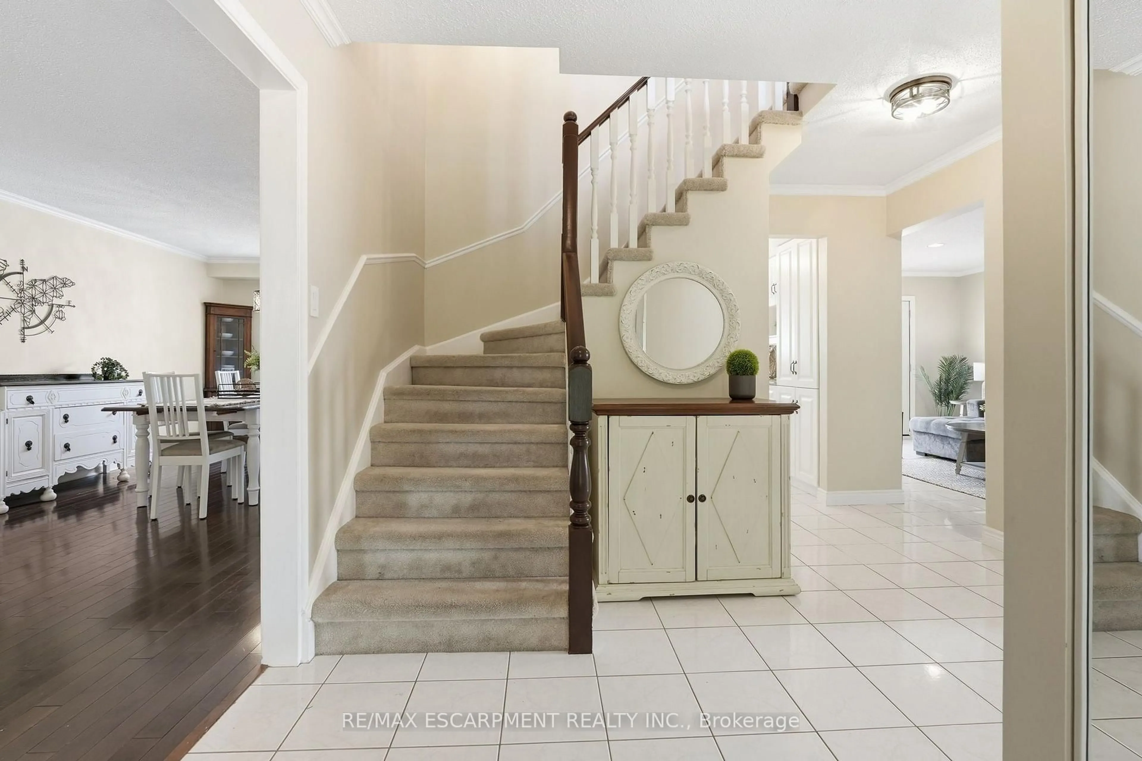 Indoor foyer for 10 Acacia St, Hamilton Ontario L8J 1V6