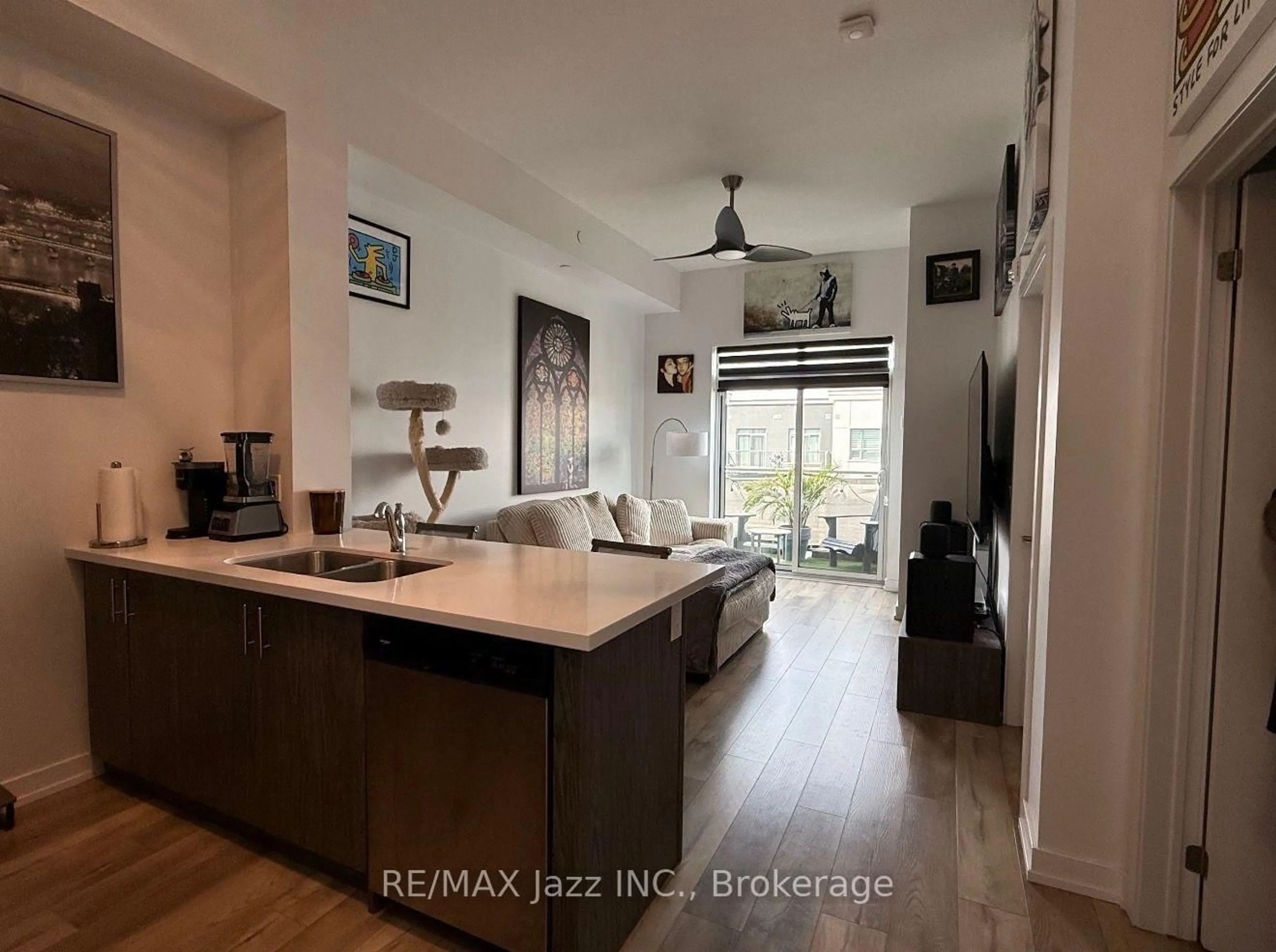 Open concept kitchen, wood/laminate floor for 5055 Greenlane Rd #625, Lincoln Ontario L0R 1B3