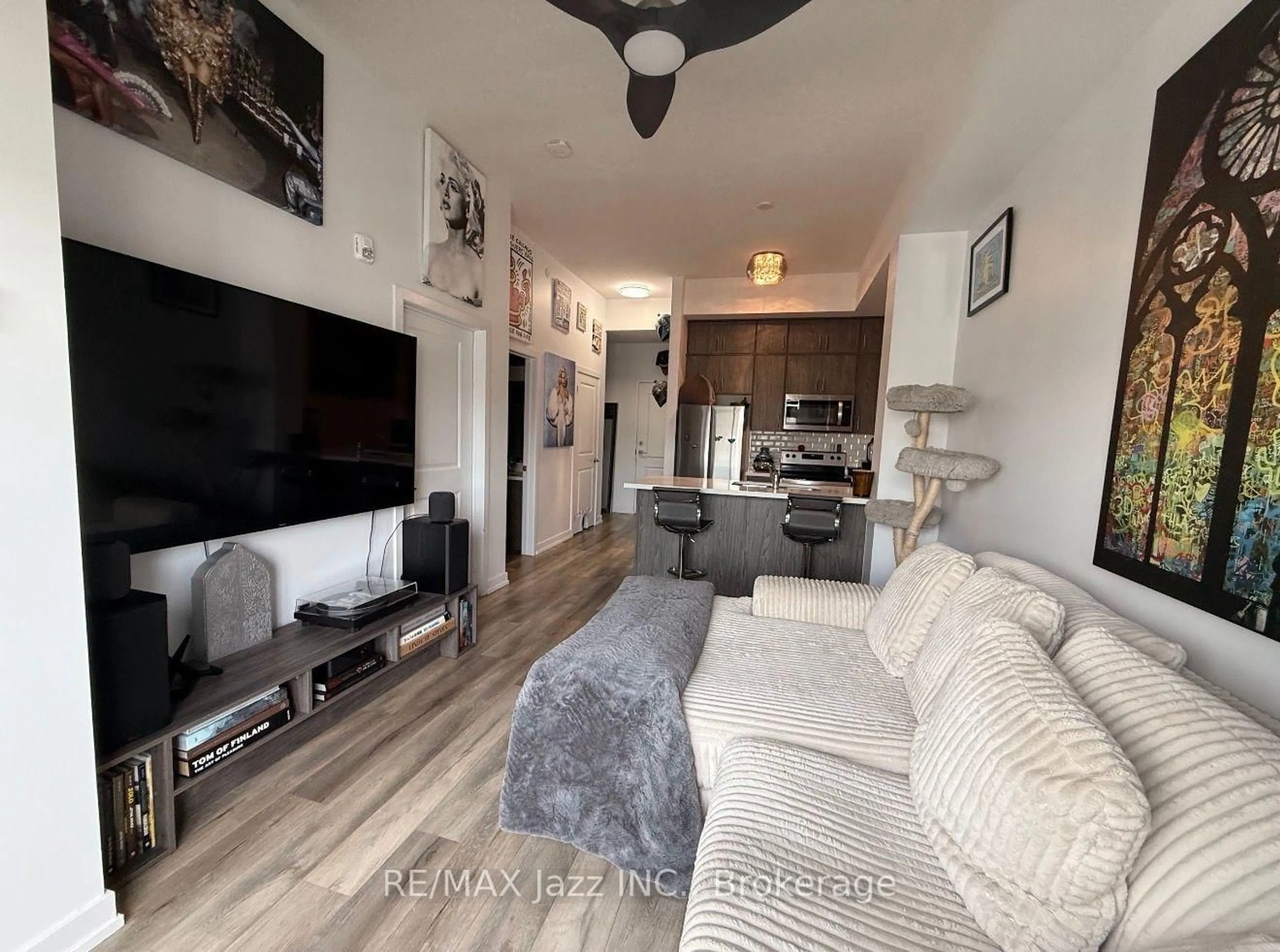 Living room with furniture, wood/laminate floor for 5055 Greenlane Rd #625, Lincoln Ontario L0R 1B3
