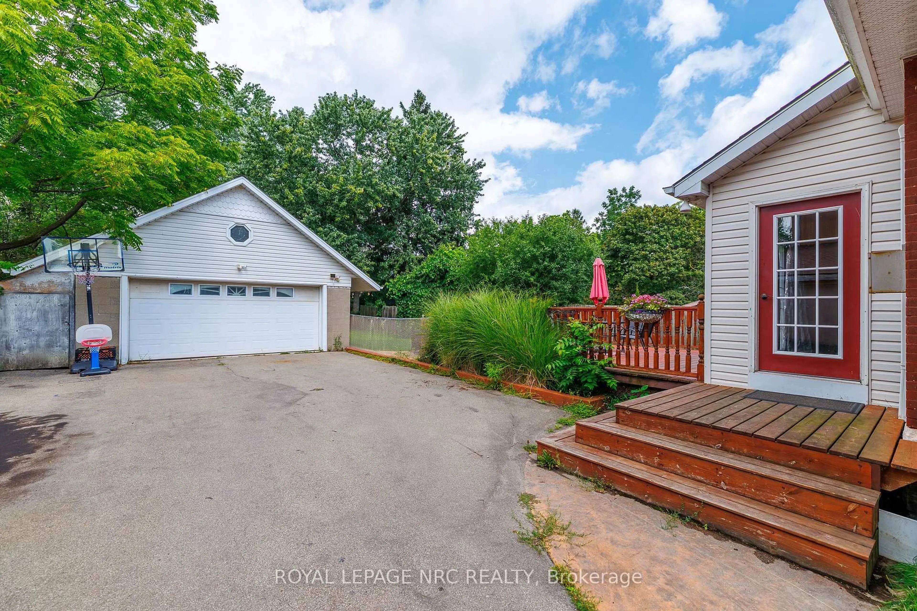 A pic from outside/outdoor area/front of a property/back of a property/a pic from drone, water/lake/river/ocean view for 44 Phipps St, Fort Erie Ontario L2A 2V2