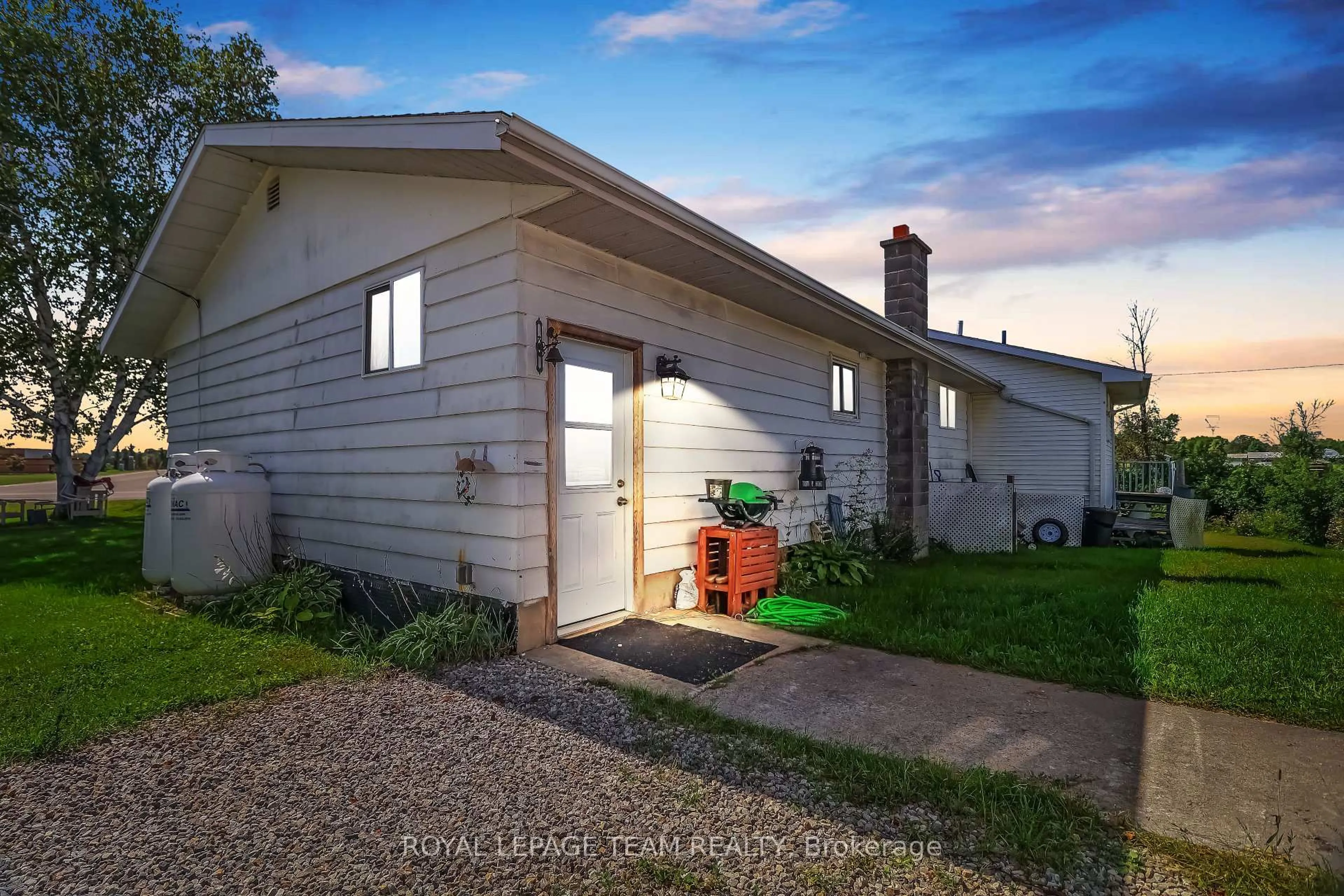 A pic from outside/outdoor area/front of a property/back of a property/a pic from drone, unknown for 1289 Rosedale Rd, Smiths Falls Ontario K7A 4S6