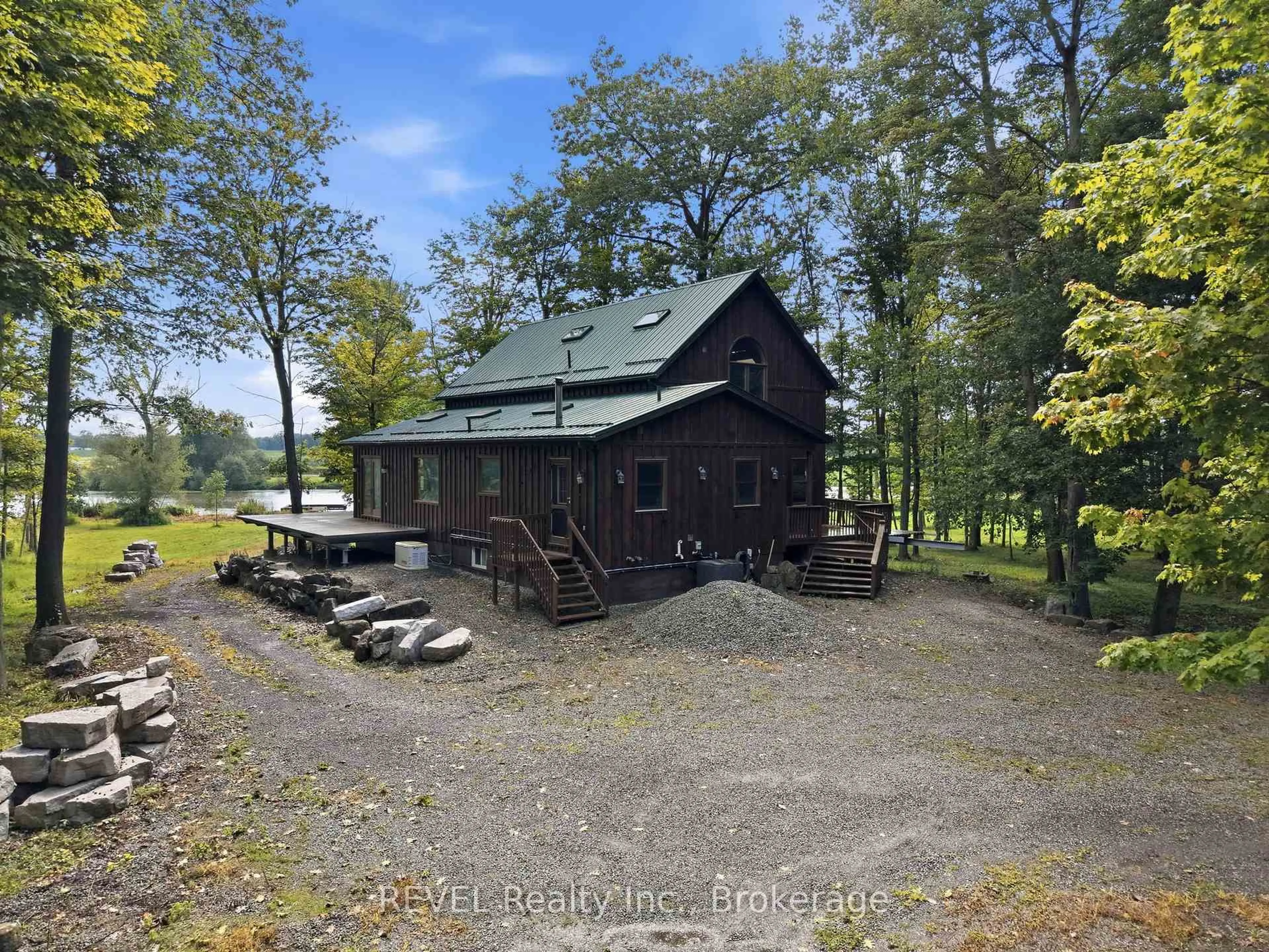 A pic from outside/outdoor area/front of a property/back of a property/a pic from drone, unknown for 1247 Chippawa Creek Rd, Thorold Ontario L0S 1K0