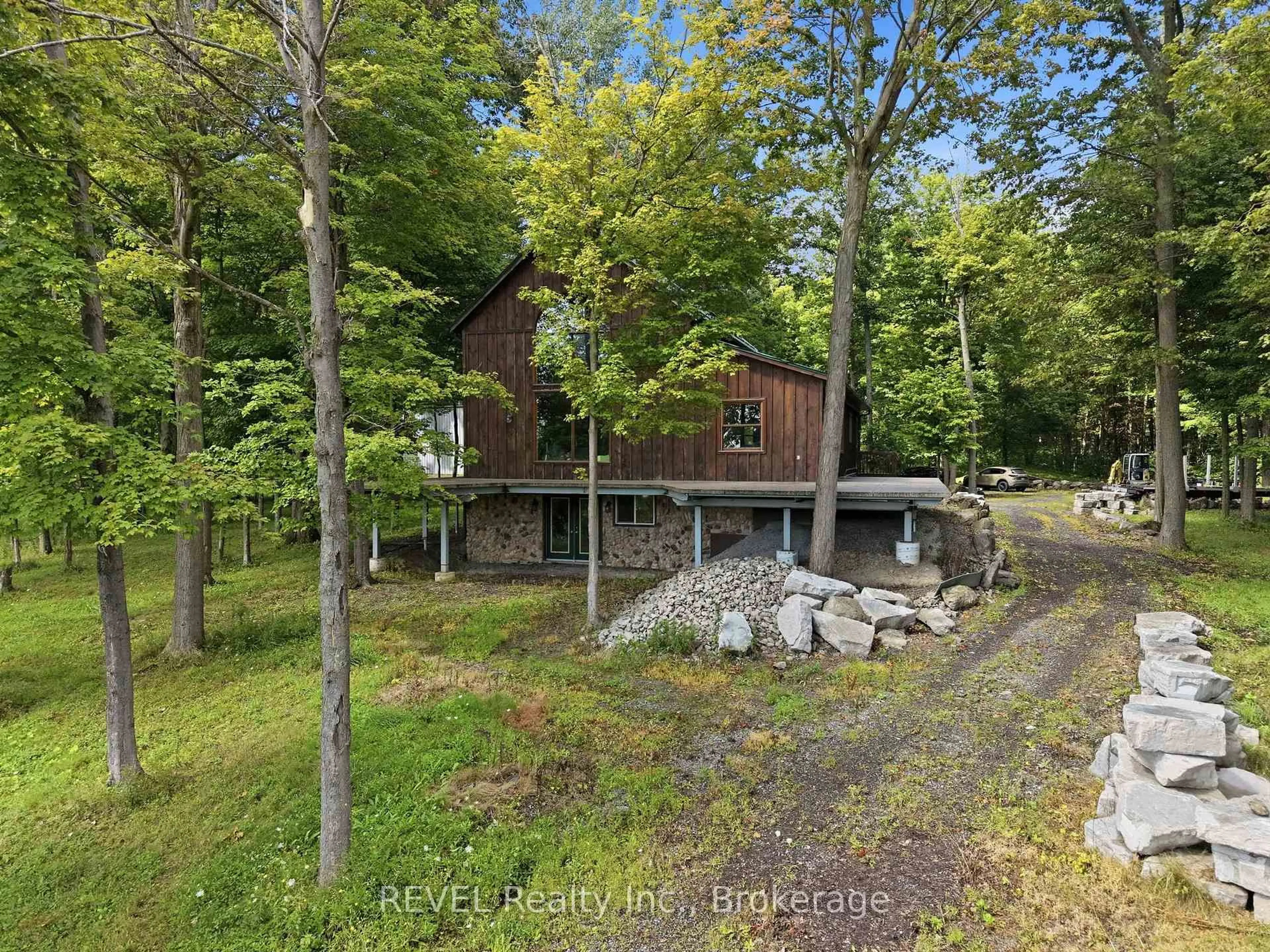 A pic from outside/outdoor area/front of a property/back of a property/a pic from drone, water/lake/river/ocean view for 1247 Chippawa Creek Rd, Thorold Ontario L0S 1K0