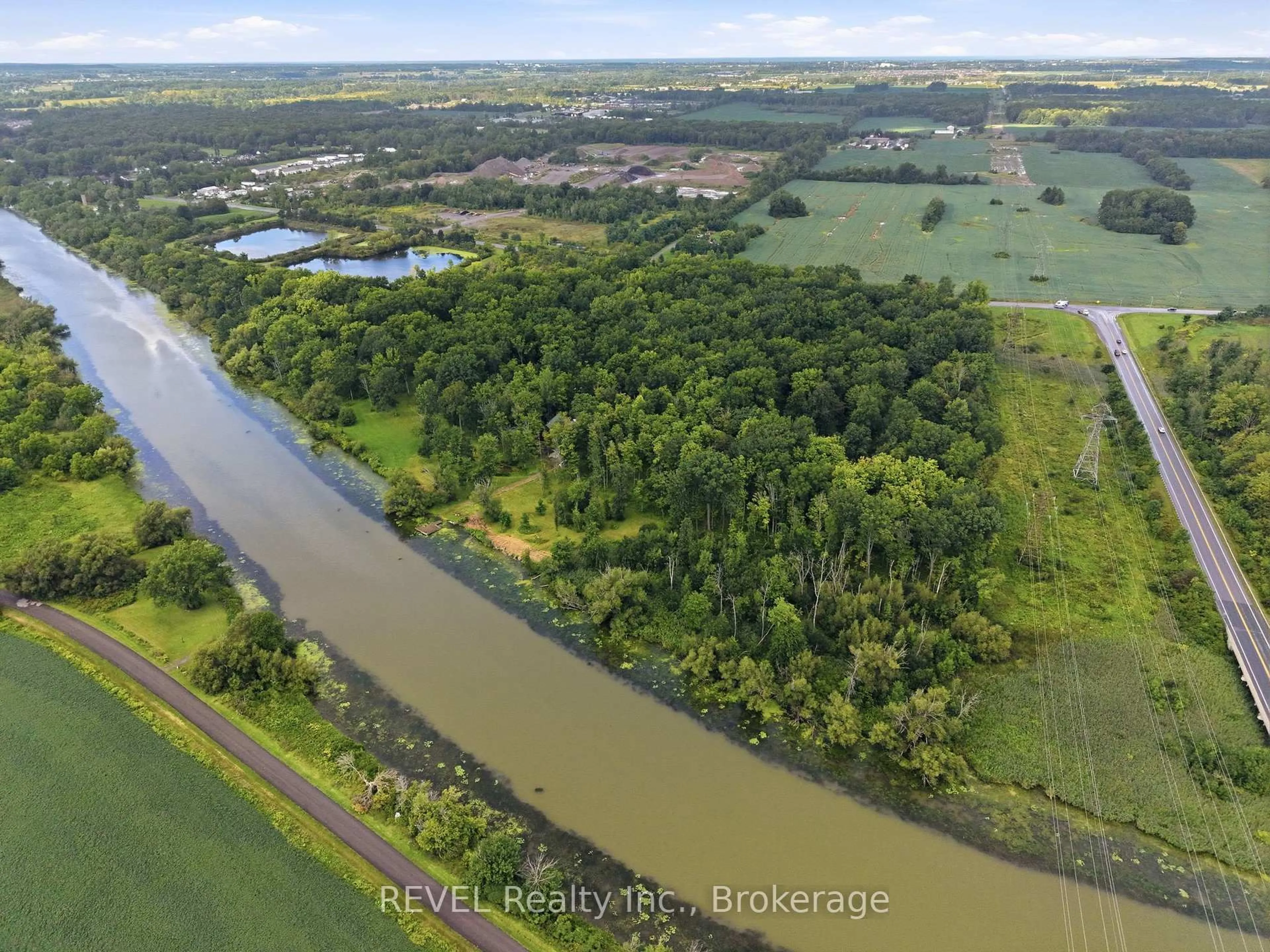 A pic from outside/outdoor area/front of a property/back of a property/a pic from drone, water/lake/river/ocean view for 1247 Chippawa Creek Rd, Thorold Ontario L0S 1K0