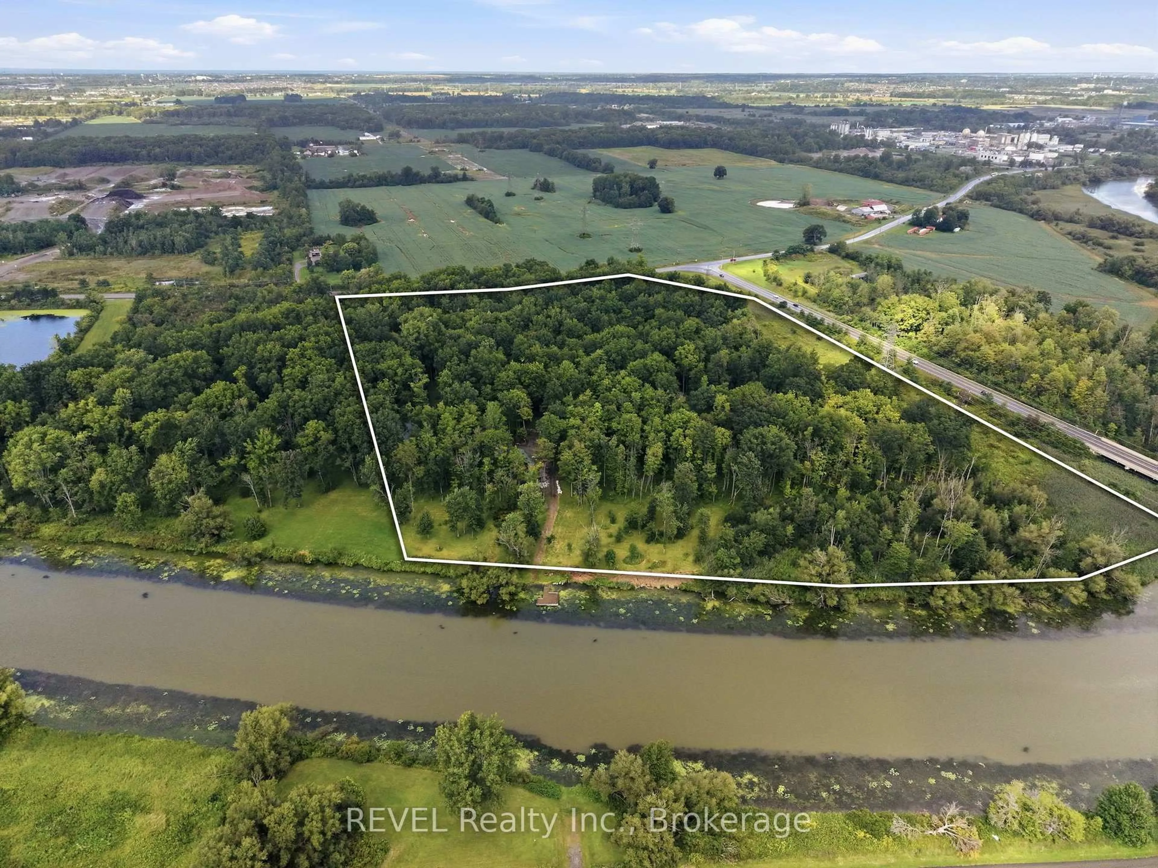 A pic from outside/outdoor area/front of a property/back of a property/a pic from drone, water/lake/river/ocean view for 1247 Chippawa Creek Rd, Thorold Ontario L0S 1K0