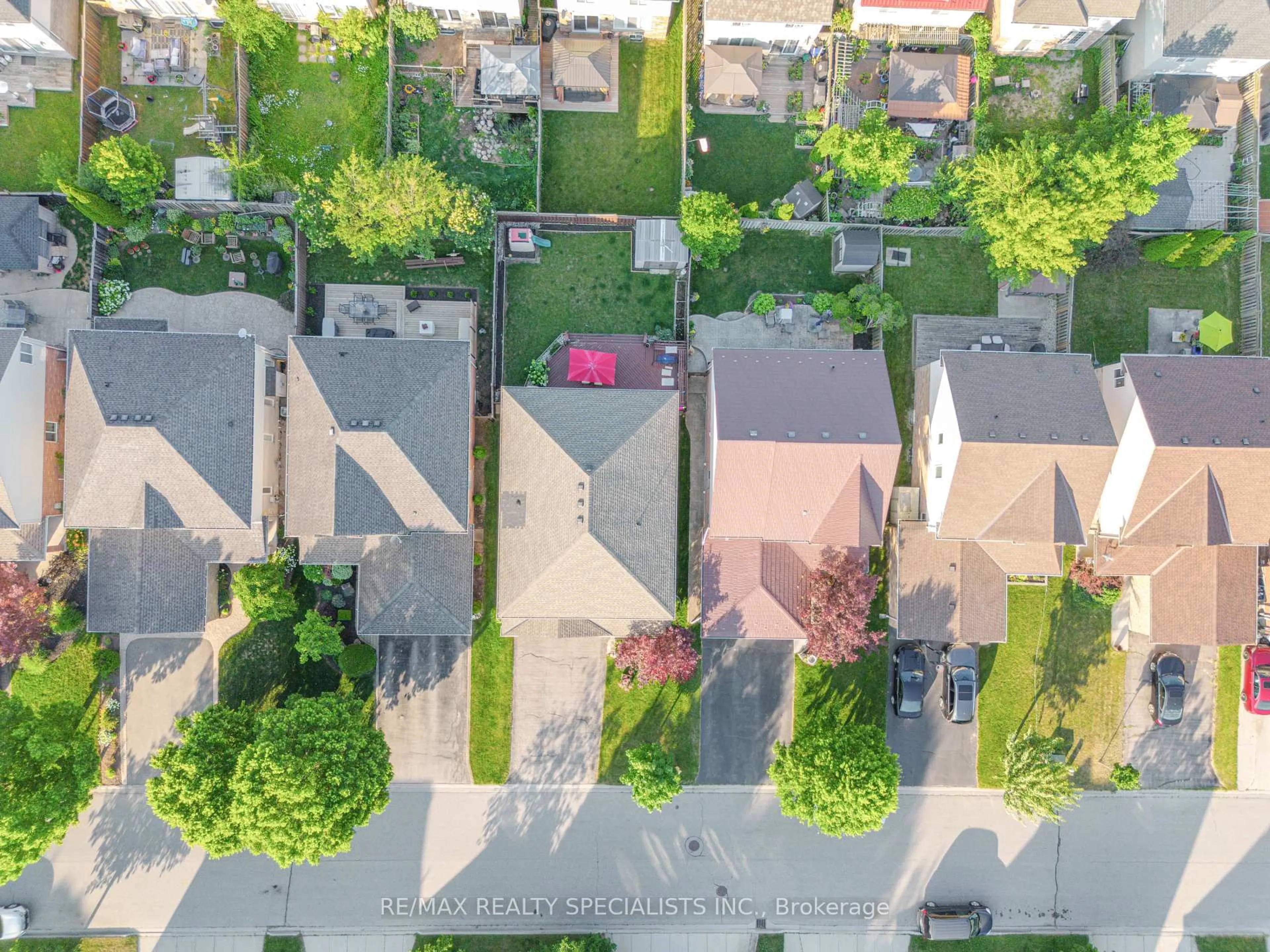 A pic from outside/outdoor area/front of a property/back of a property/a pic from drone, street for 71 MCFARLANE Dr, Cambridge Ontario N3C 4L7