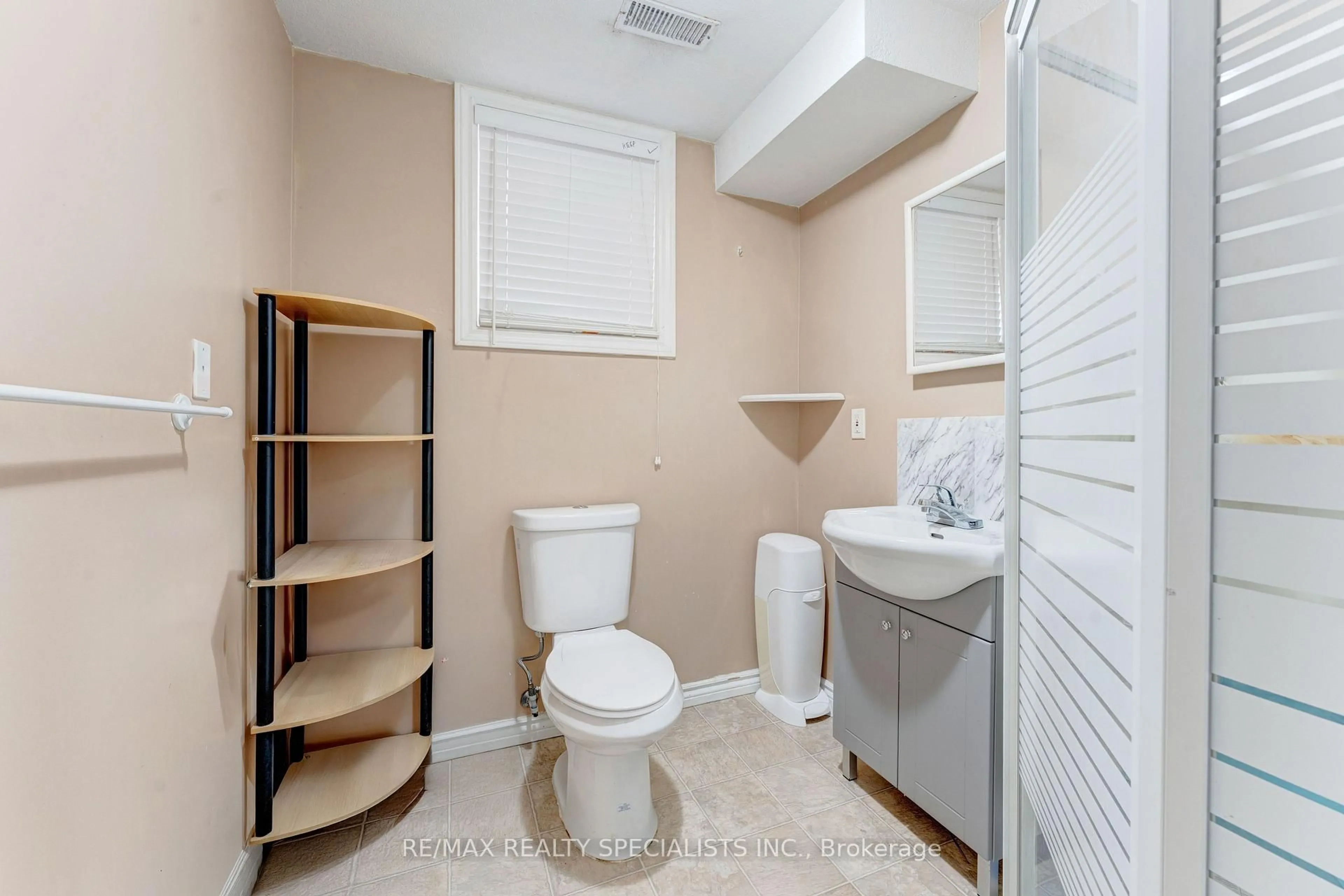 Standard bathroom, ceramic/tile floor for 71 MCFARLANE Dr, Cambridge Ontario N3C 4L7