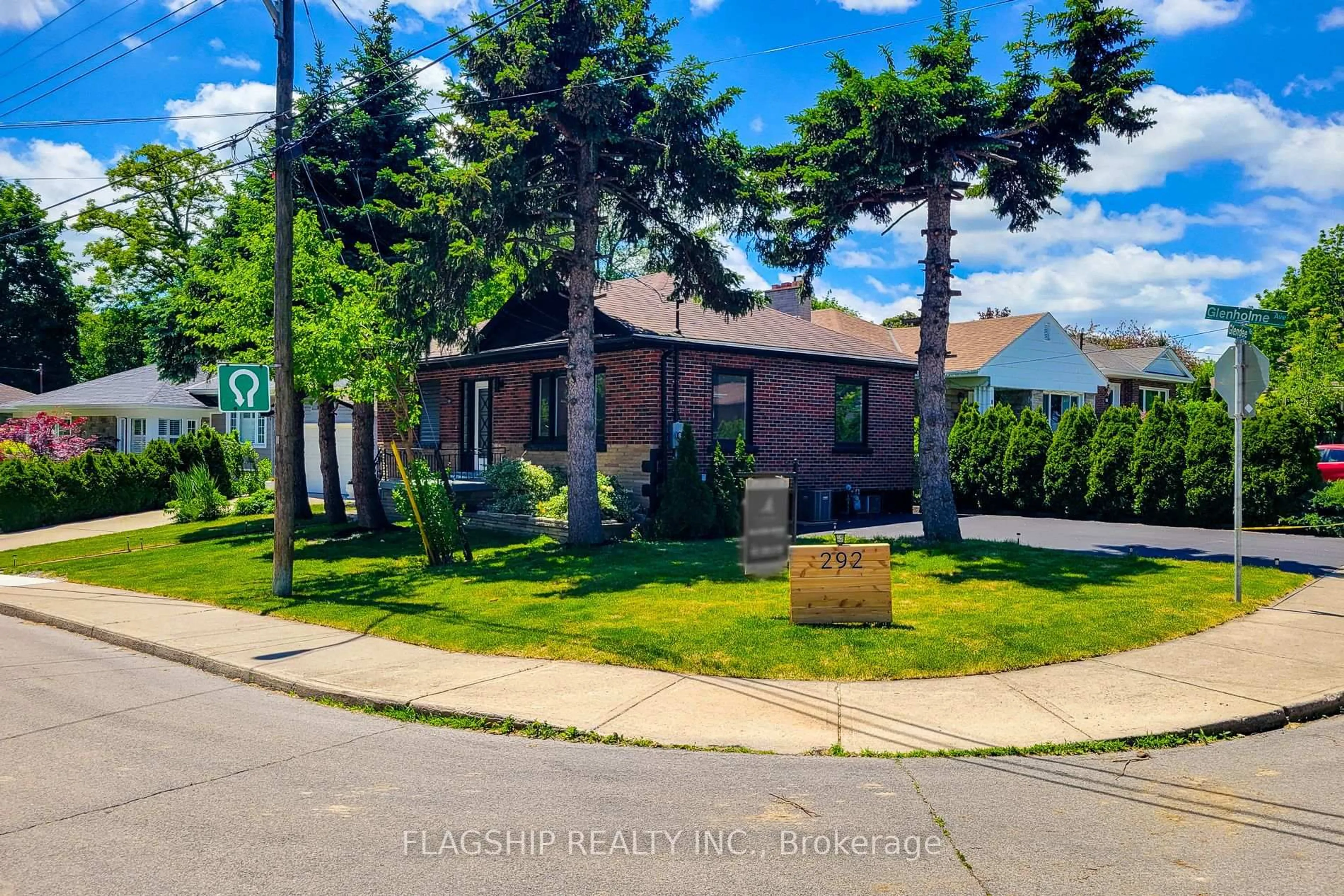 A pic from outside/outdoor area/front of a property/back of a property/a pic from drone, street for 292 Glenholme Ave, Hamilton Ontario L8K 3M3