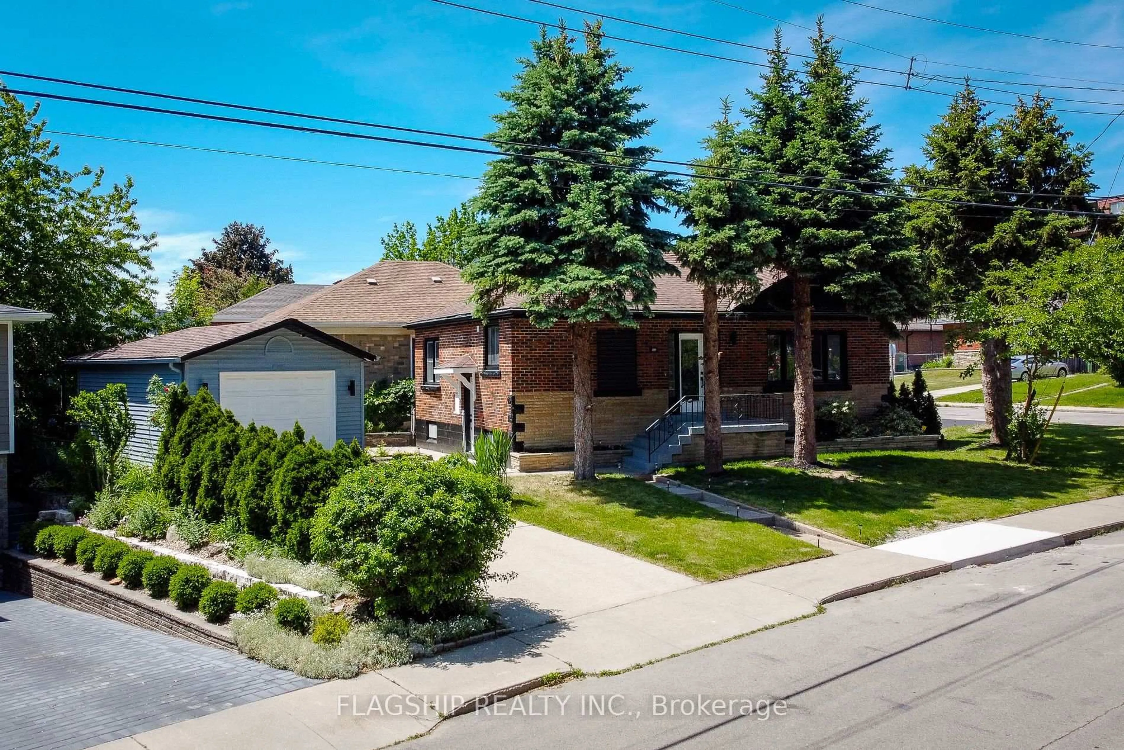 A pic from outside/outdoor area/front of a property/back of a property/a pic from drone, street for 292 Glenholme Ave, Hamilton Ontario L8K 3M3