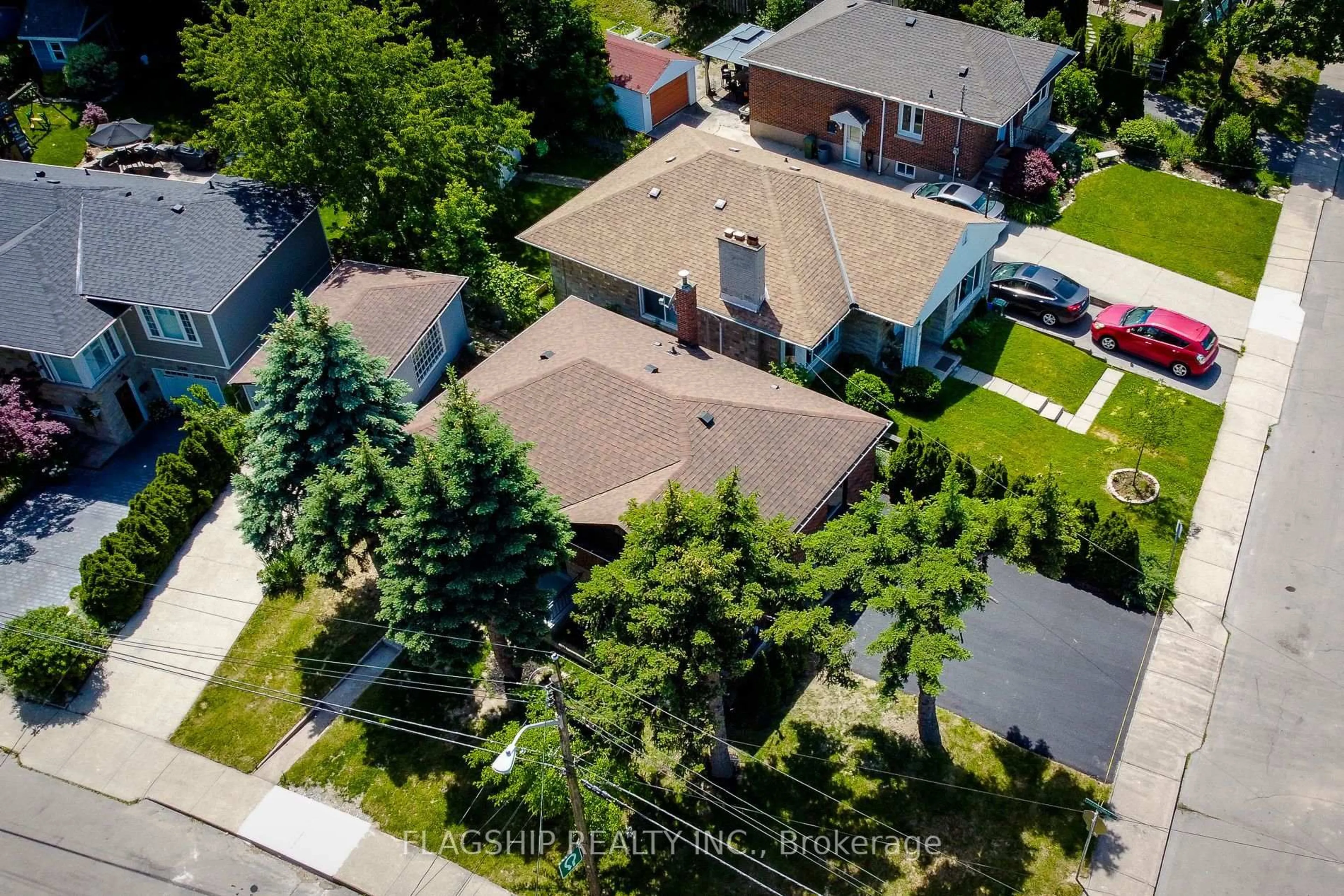 A pic from outside/outdoor area/front of a property/back of a property/a pic from drone, street for 292 Glenholme Ave, Hamilton Ontario L8K 3M3
