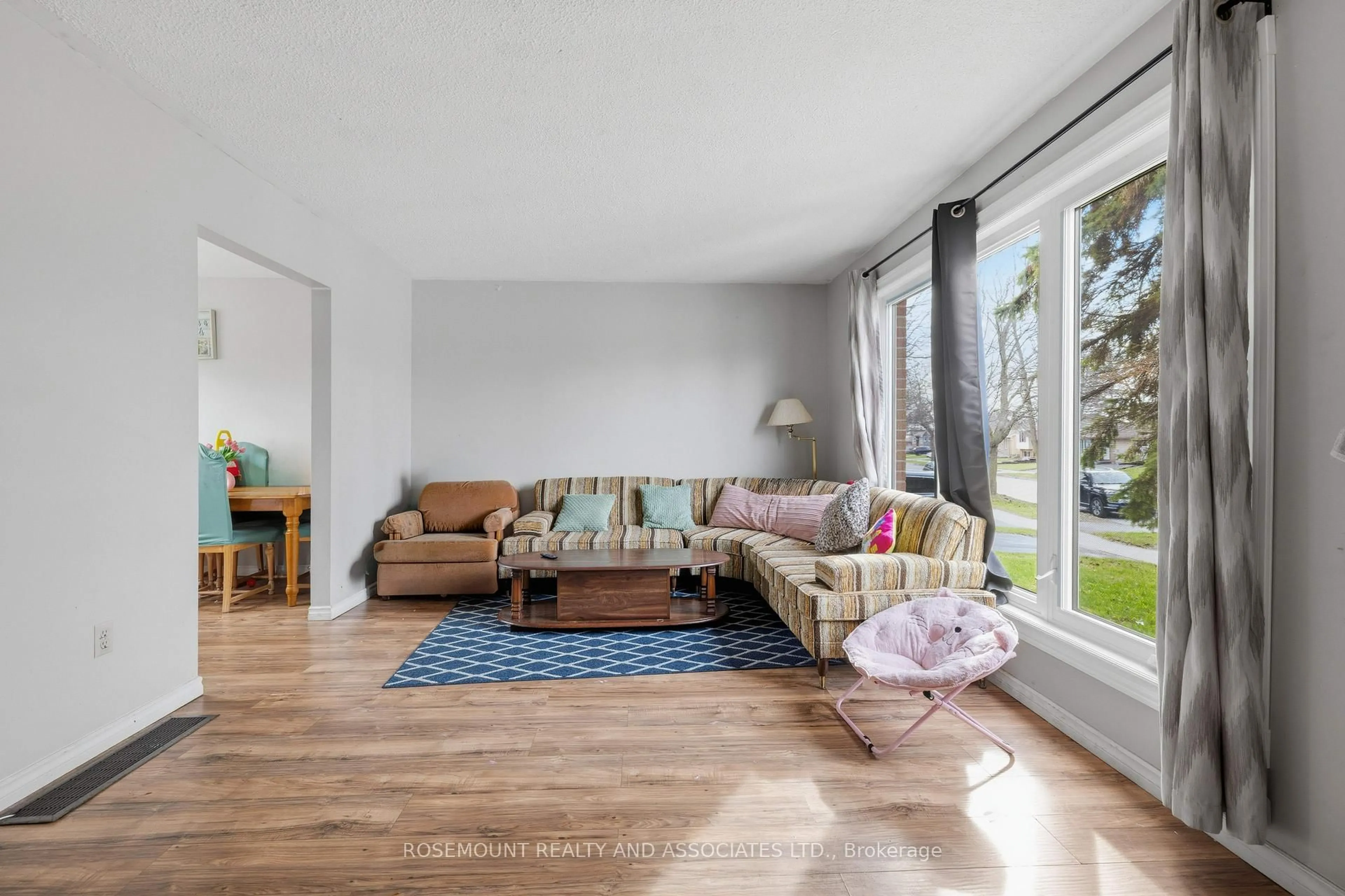 Living room with furniture, wood/laminate floor for 287 Sutherland Dr, Kingston Ontario K7K 5Y6