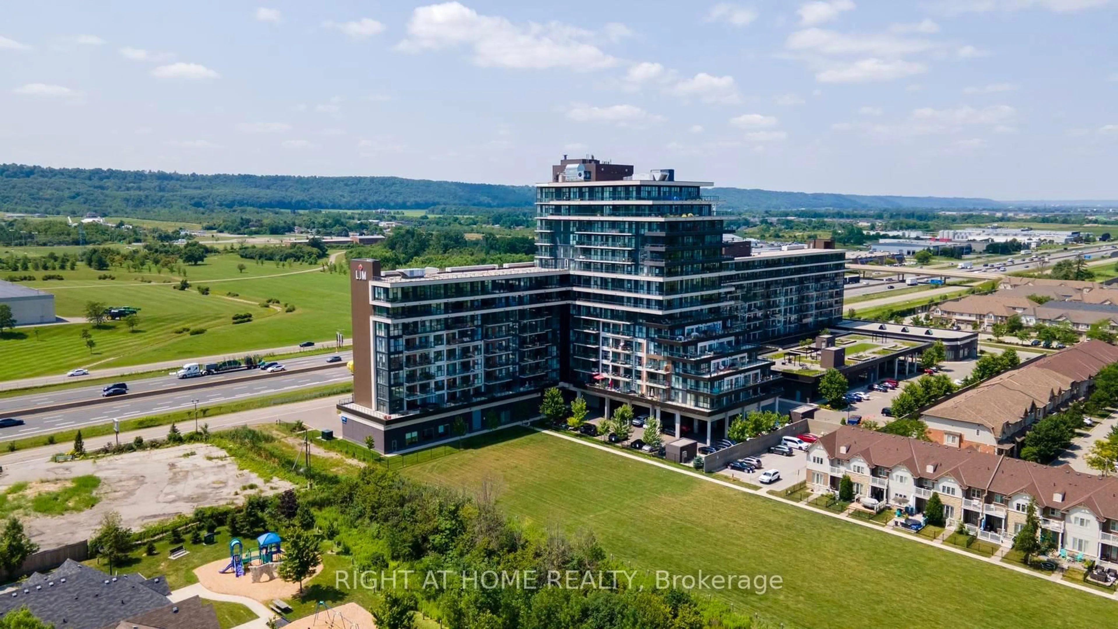 A pic from outside/outdoor area/front of a property/back of a property/a pic from drone, unknown for 550 North Service Rd #319, Grimsby Ontario L3M 4E8