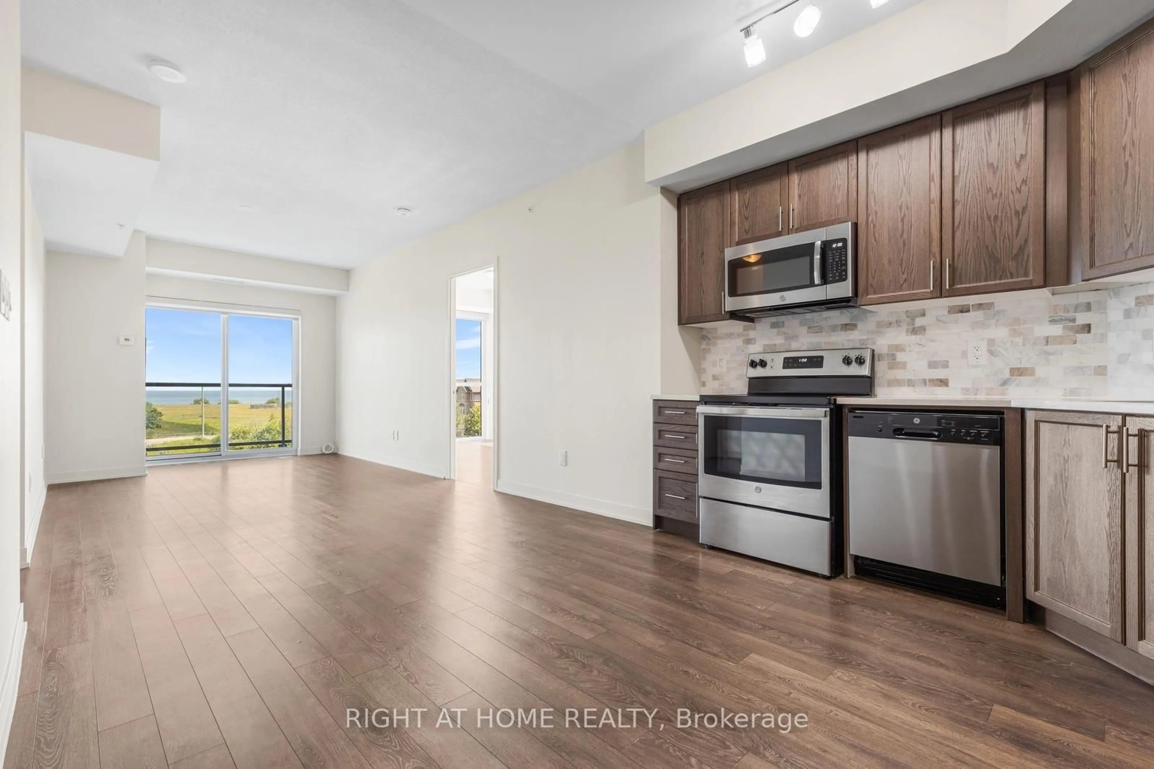 Open concept kitchen, unknown for 550 North Service Rd #319, Grimsby Ontario L3M 4E8